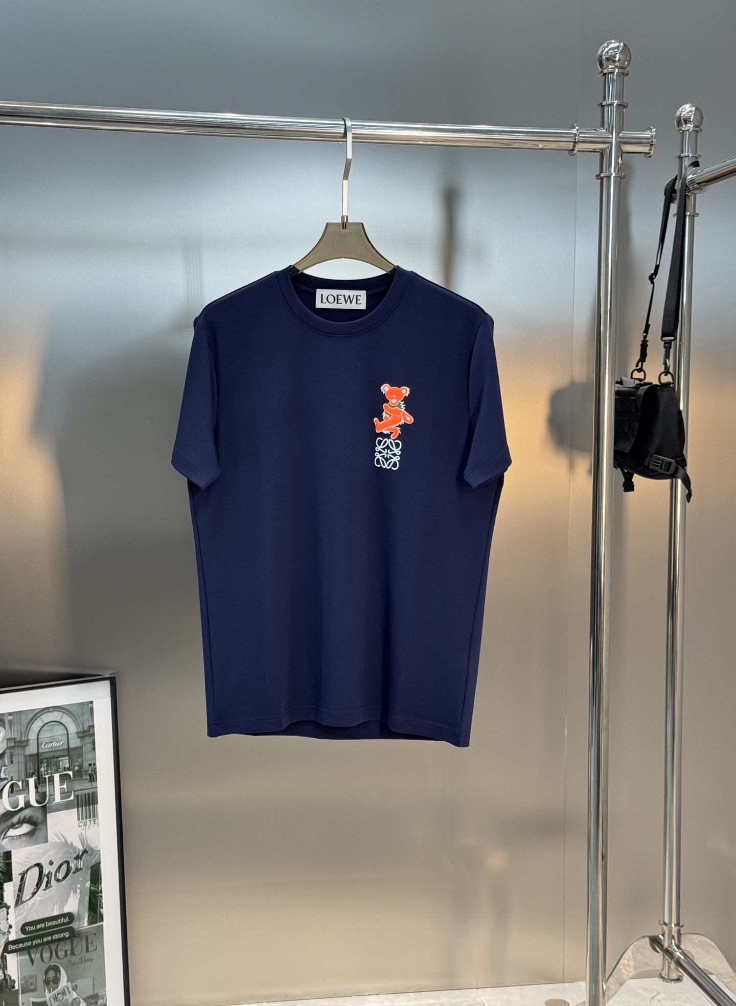 LOEW*E罗意威新款莫代尔T恤.品牌图形小熊造型.高温烫画工艺.简单高级.辨识度颇具鲜明.即丰富了视觉