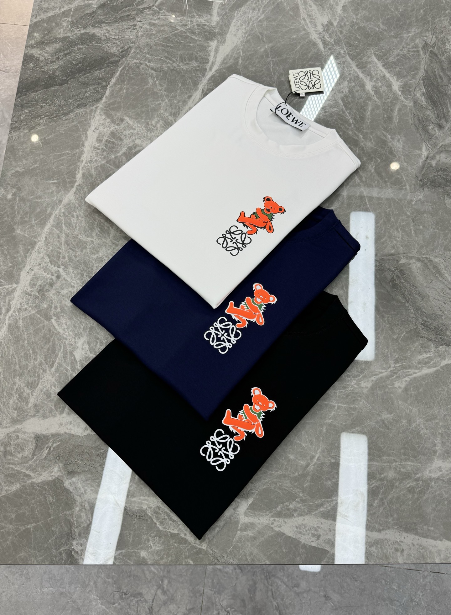 LOEW*E罗意威新款莫代尔T恤.品牌图形小熊造型.高温烫画工艺.简单高级.辨识度颇具鲜明.即丰富了视觉