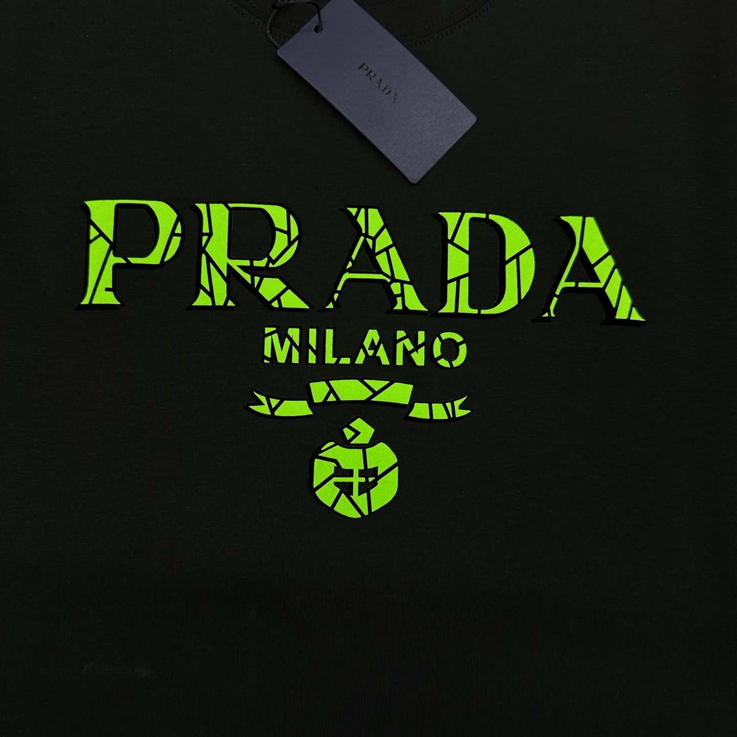 PRAD*普拉达新款莫代尔T恤.优秀品质和当代流行元素搭配.胸前质感Prada超强标签，采用撞色银光绿色