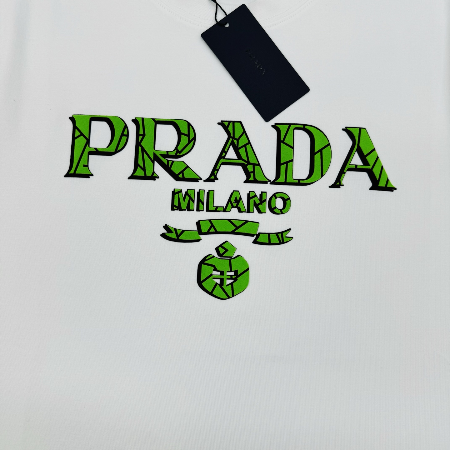 PRAD*普拉达新款莫代尔T恤.优秀品质和当代流行元素搭配.胸前质感Prada超强标签，采用撞色银光绿色