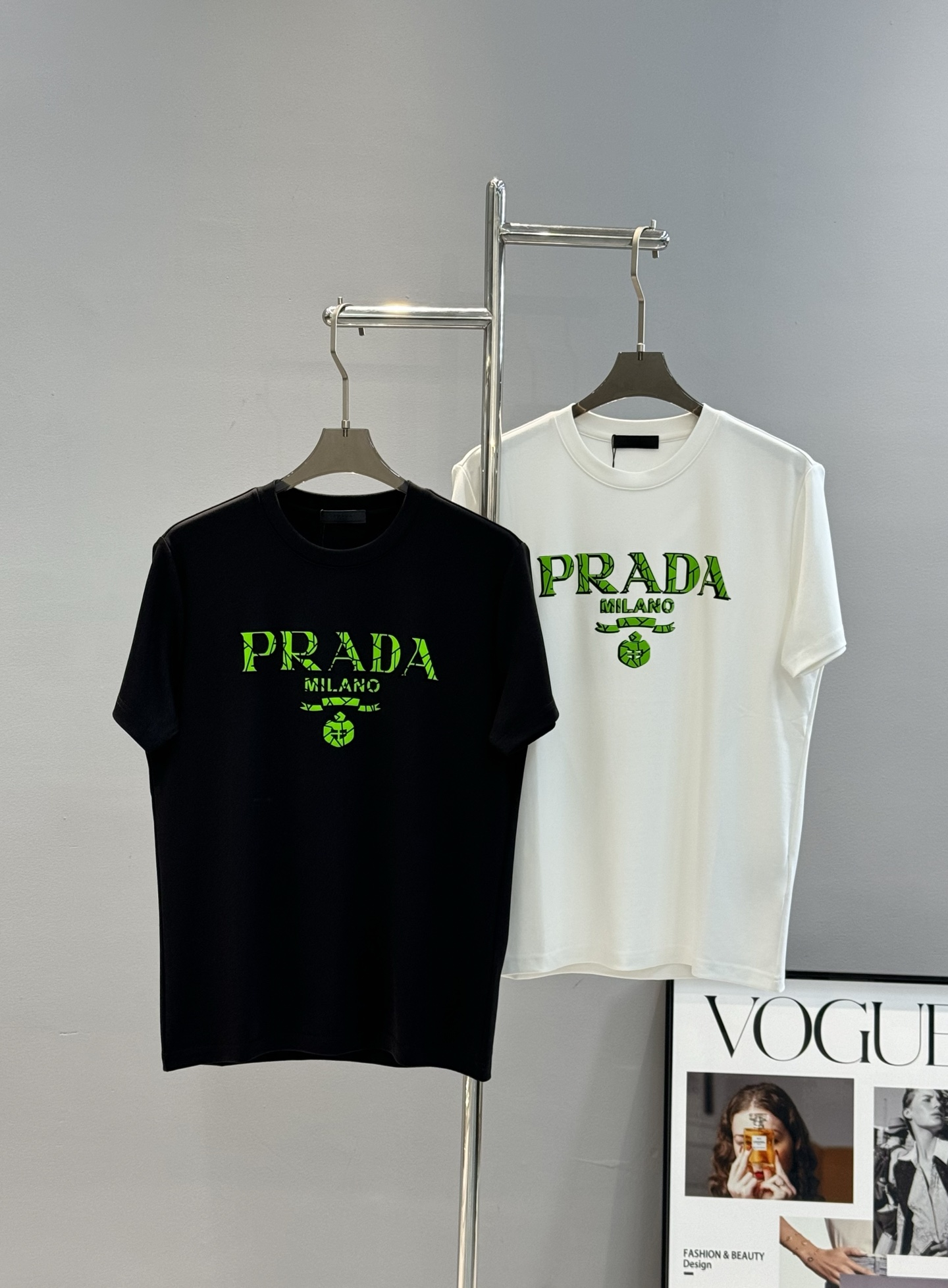 PRAD*普拉达新款莫代尔T恤.优秀品质和当代流行元素搭配.胸前质感Prada超强标签，采用撞色银光绿色