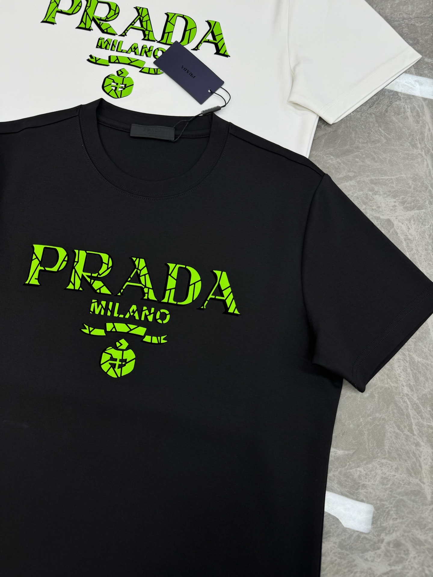 PRAD*普拉达新款莫代尔T恤.优秀品质和当代流行元素搭配.胸前质感Prada超强标签，采用撞色银光绿色