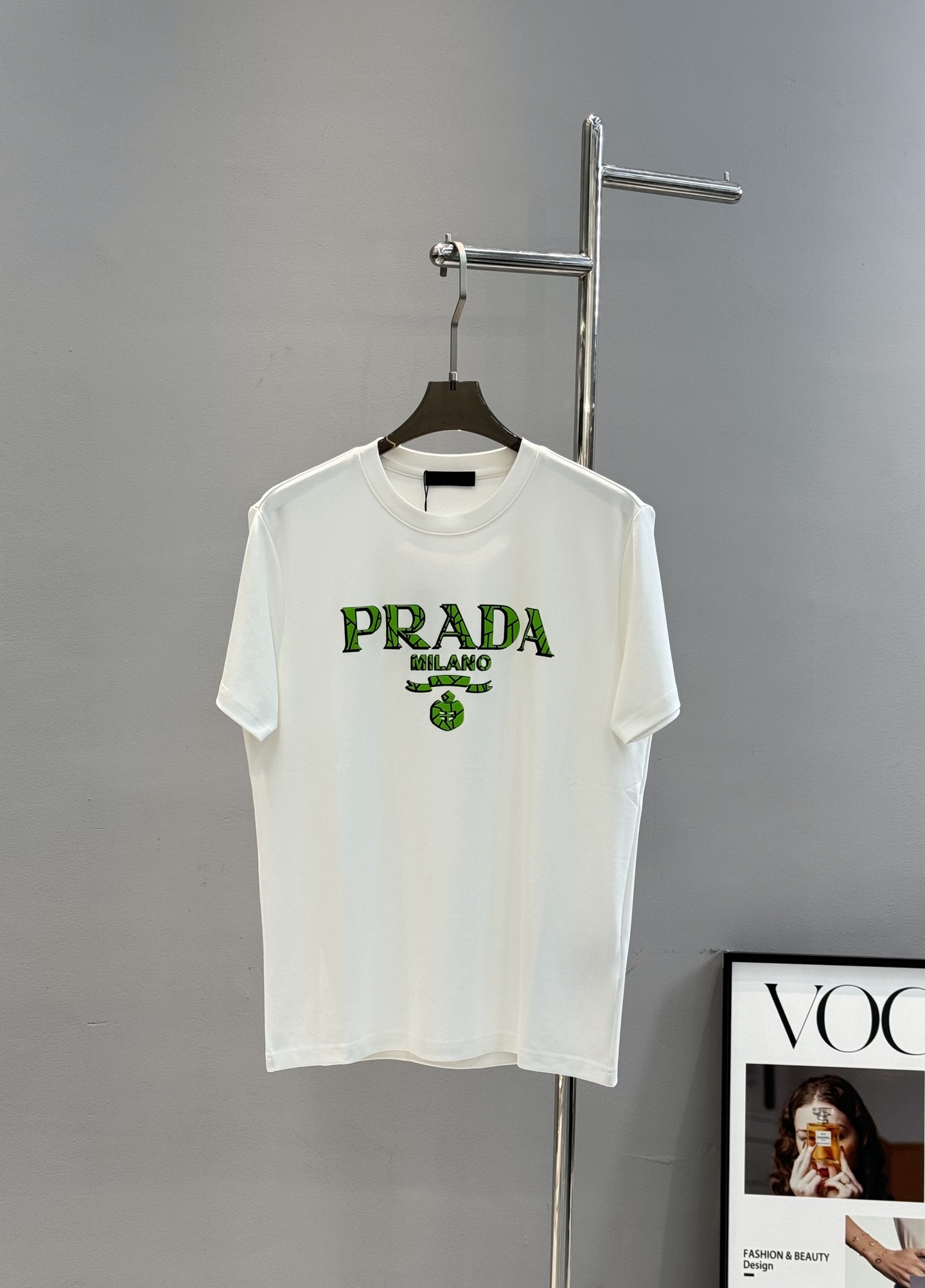 PRAD*普拉达新款莫代尔T恤.优秀品质和当代流行元素搭配.胸前质感Prada超强标签，采用撞色银光绿色