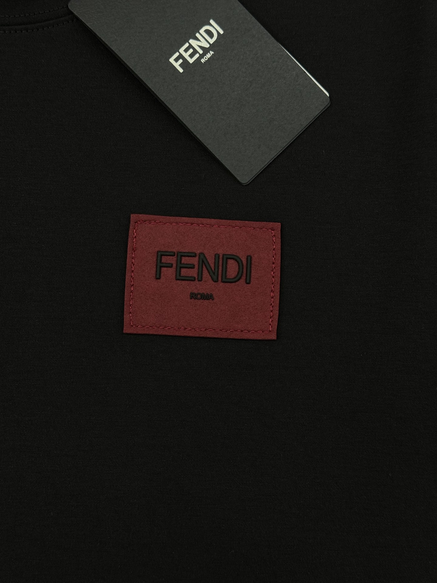 FENDI芬迪新品莫代尔T恤.藏不住的帅气刺绣款短袖.胸口经典品牌字母标识.撞色搭配重工绣花！底摆经典f