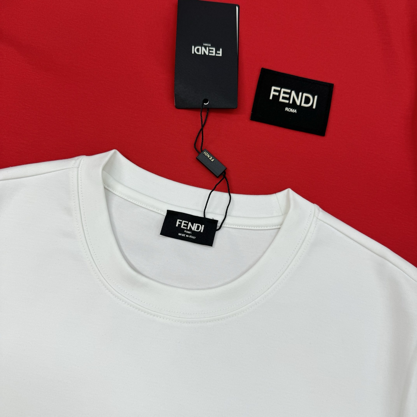 FENDI芬迪新品莫代尔T恤.藏不住的帅气刺绣款短袖.胸口经典品牌字母标识.撞色搭配重工绣花！底摆经典f