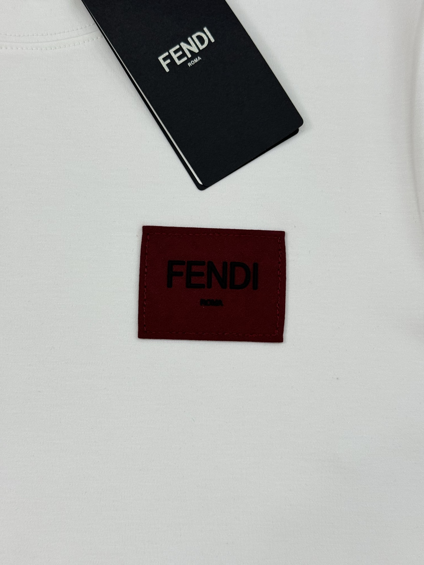 FENDI芬迪新品莫代尔T恤.藏不住的帅气刺绣款短袖.胸口经典品牌字母标识.撞色搭配重工绣花！底摆经典f
