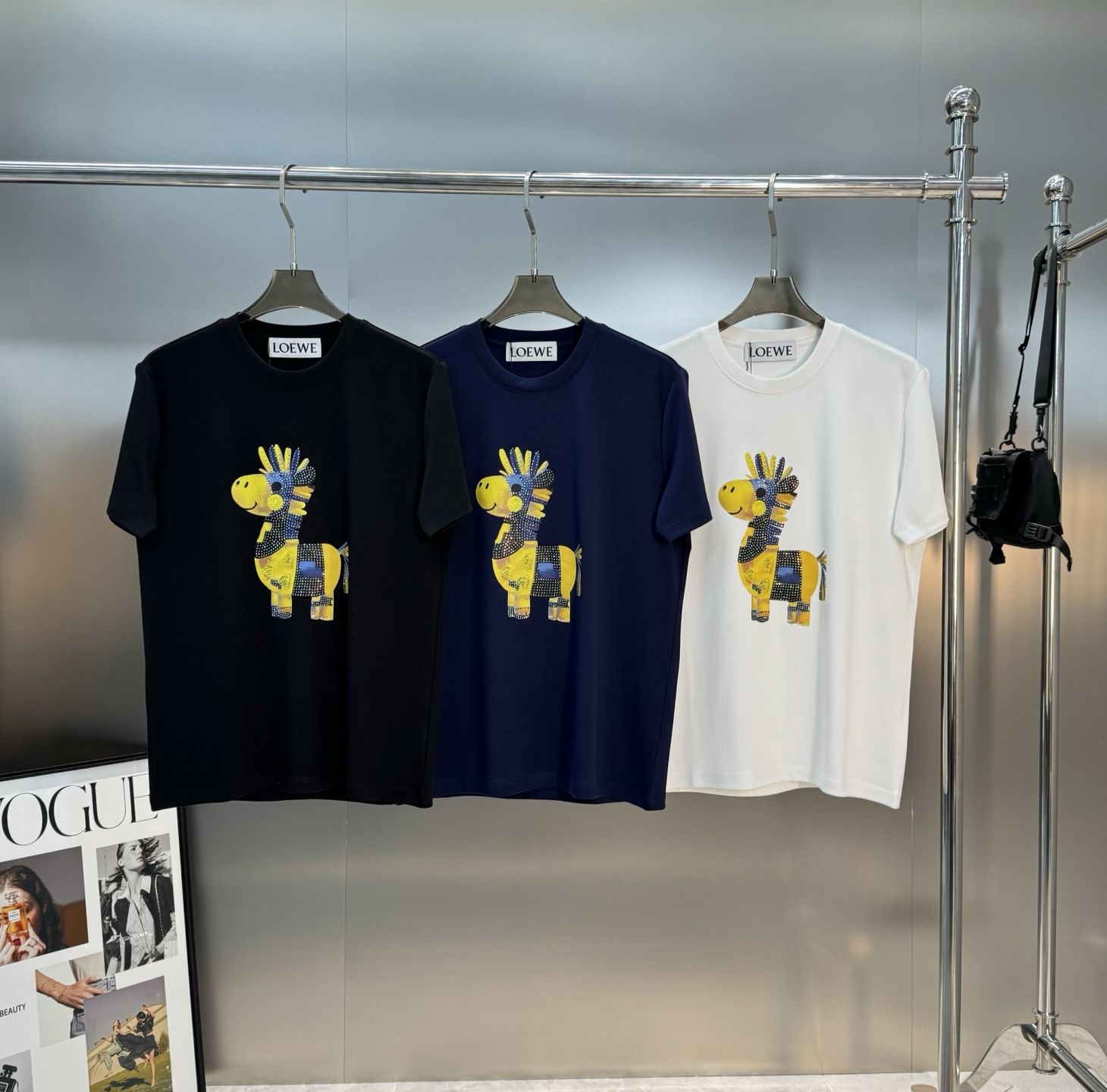 Loewe罗意威新款莫代尔T恤.立体烫画双层工艺！前胸卡通造型饰以品牌 logo数码精密烫画.彰显品牌调