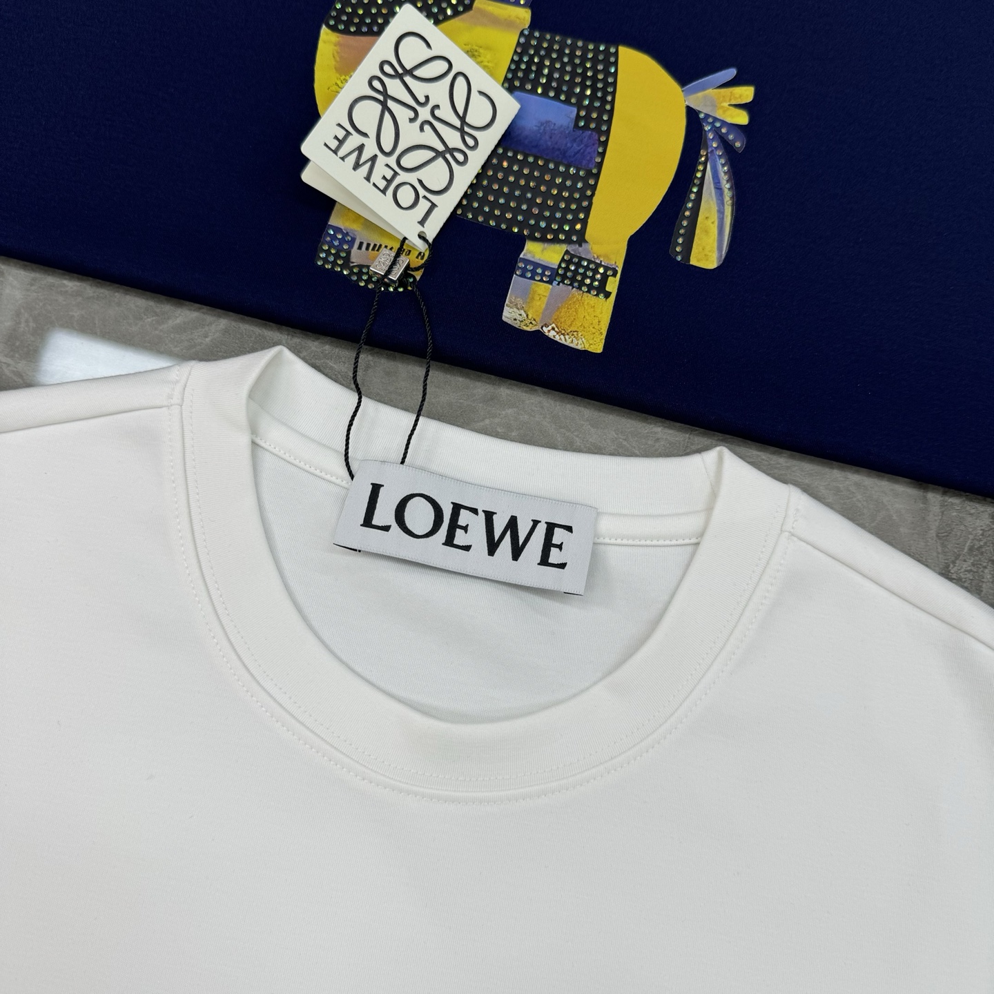 Loewe罗意威新款莫代尔T恤.立体烫画双层工艺！前胸卡通造型饰以品牌 logo数码精密烫画.彰显品牌调