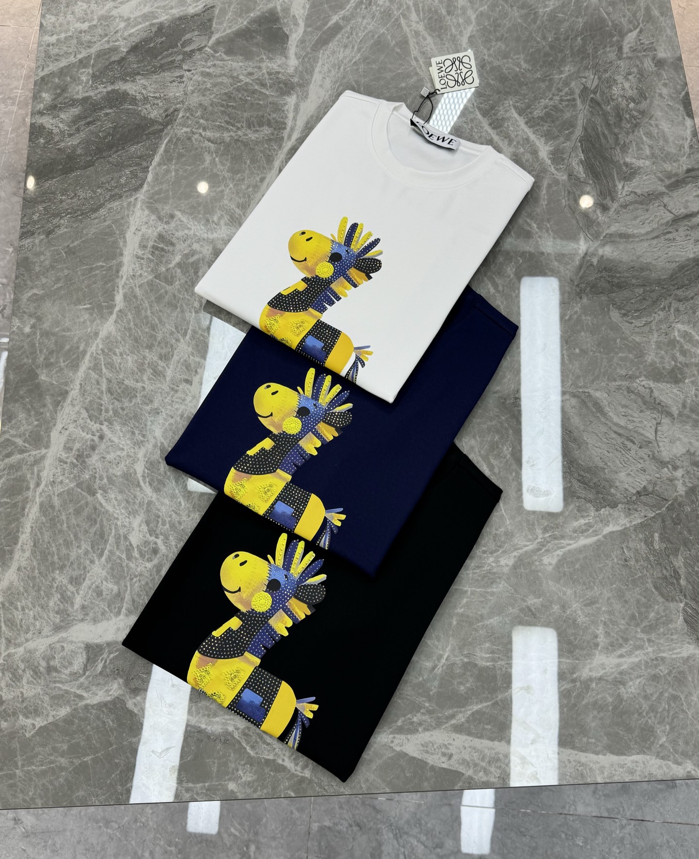 Loewe罗意威新款莫代尔T恤.立体烫画双层工艺！前胸卡通造型饰以品牌 logo数码精密烫画.彰显品牌调
