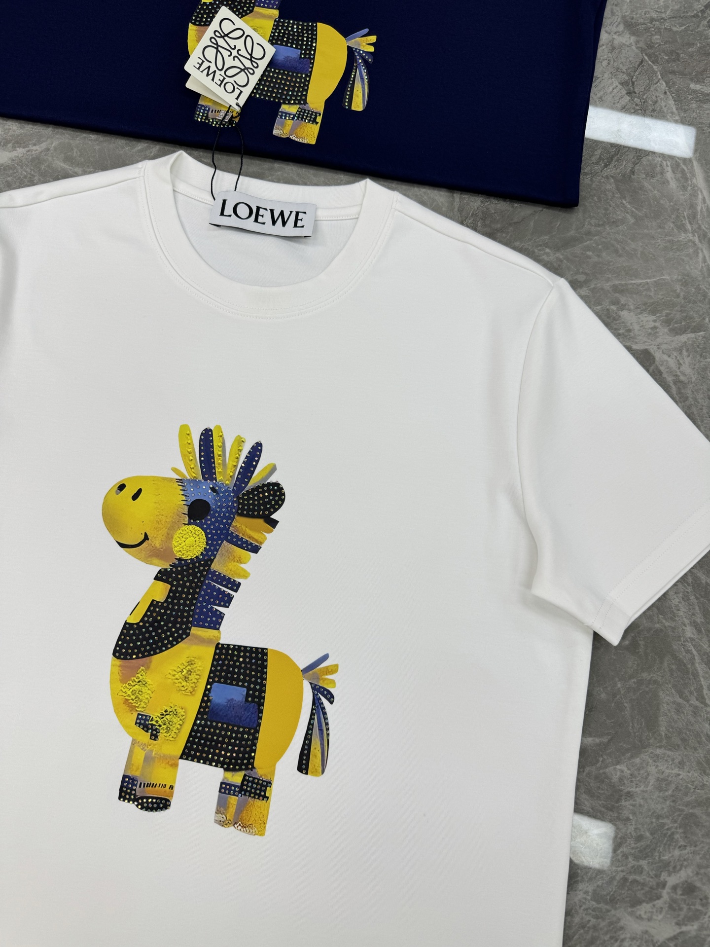 Loewe罗意威新款莫代尔T恤.立体烫画双层工艺！前胸卡通造型饰以品牌 logo数码精密烫画.彰显品牌调