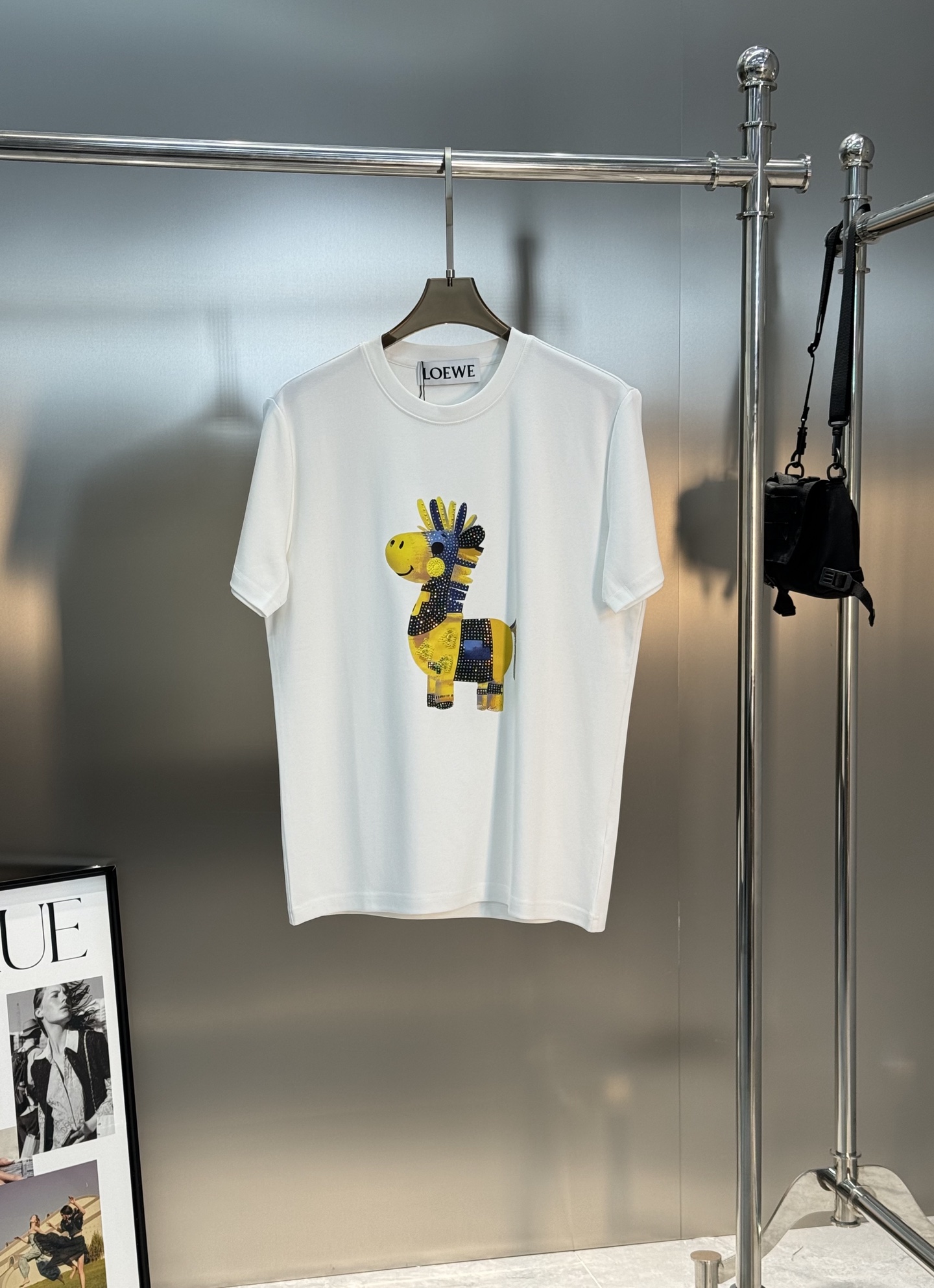 Loewe罗意威新款莫代尔T恤.立体烫画双层工艺！前胸卡通造型饰以品牌 logo数码精密烫画.彰显品牌调