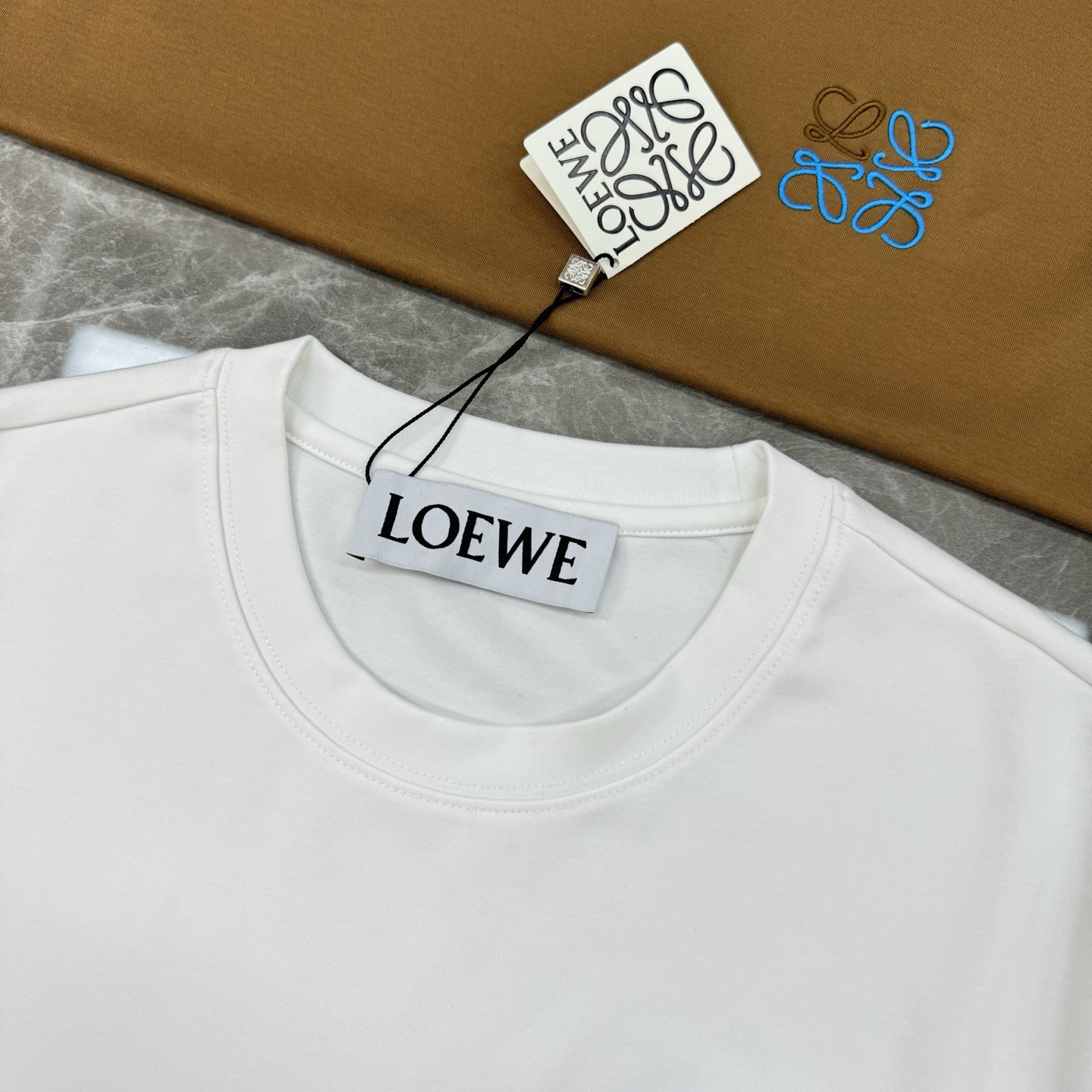 LOEW*E罗意威新品莫代尔T恤.原单推荐！新色系.基础款绣花品牌图形.简单高级.辨识度颇具鲜明.即丰富