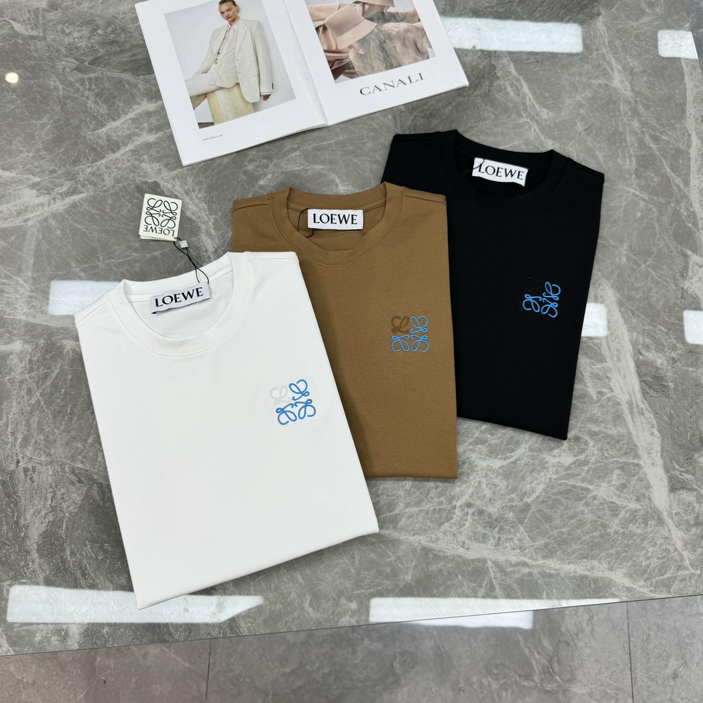 LOEW*E罗意威新品莫代尔T恤.原单推荐！新色系.基础款绣花品牌图形.简单高级.辨识度颇具鲜明.即丰富