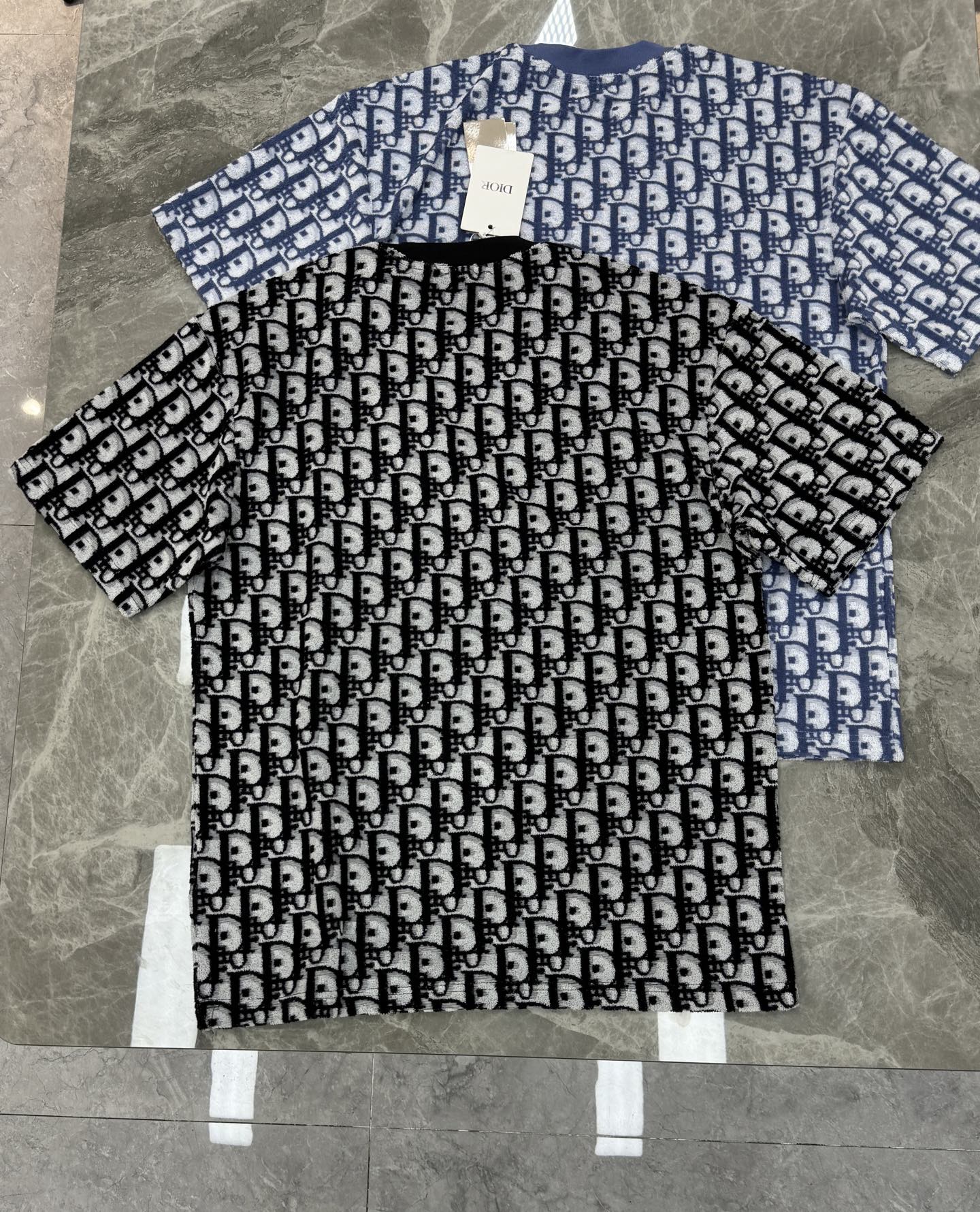 。🌾 Dior26s新品满印提花短袖.男女同款❤️满印提花短袖，采用毛巾棉材质，柔软舒适，夏天穿超合适!