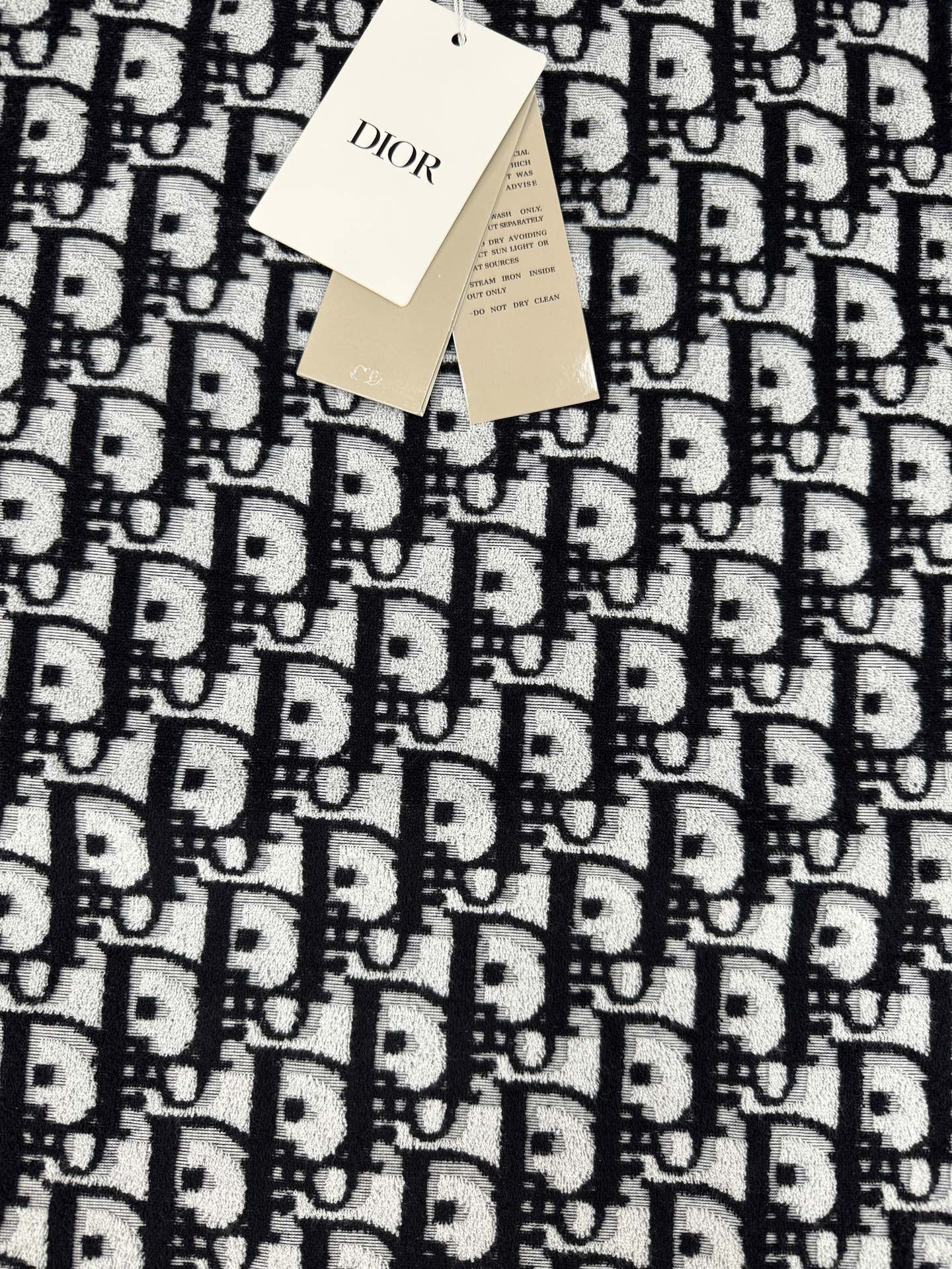 。🌾 Dior26s新品满印提花短袖.男女同款❤️满印提花短袖，采用毛巾棉材质，柔软舒适，夏天穿超合适!