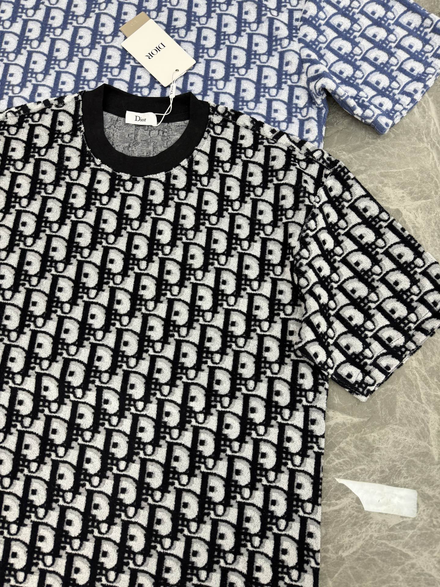 。🌾 Dior26s新品满印提花短袖.男女同款❤️满印提花短袖，采用毛巾棉材质，柔软舒适，夏天穿超合适!