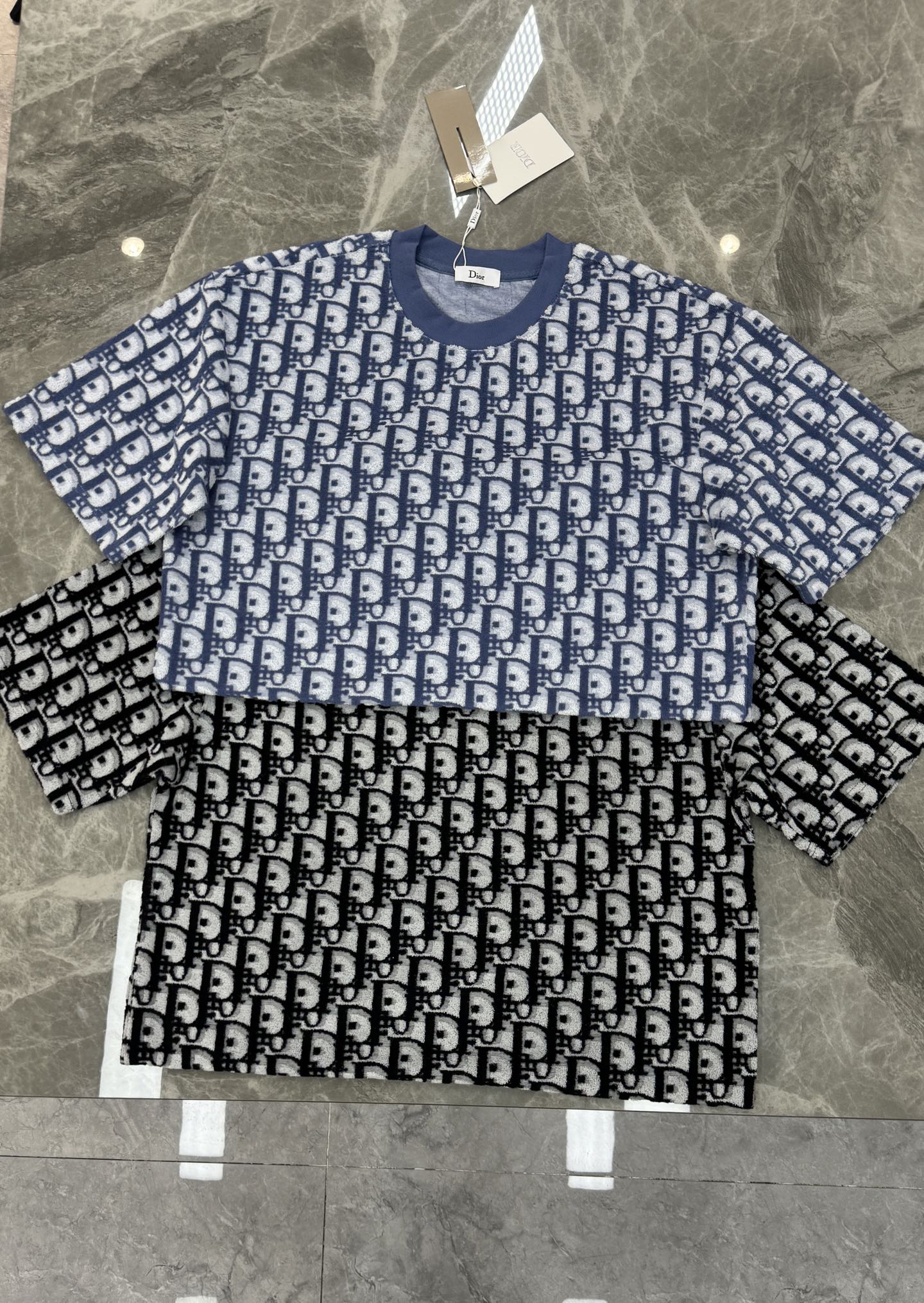 。🌾 Dior26s新品满印提花短袖.男女同款❤️满印提花短袖，采用毛巾棉材质，柔软舒适，夏天穿超合适!