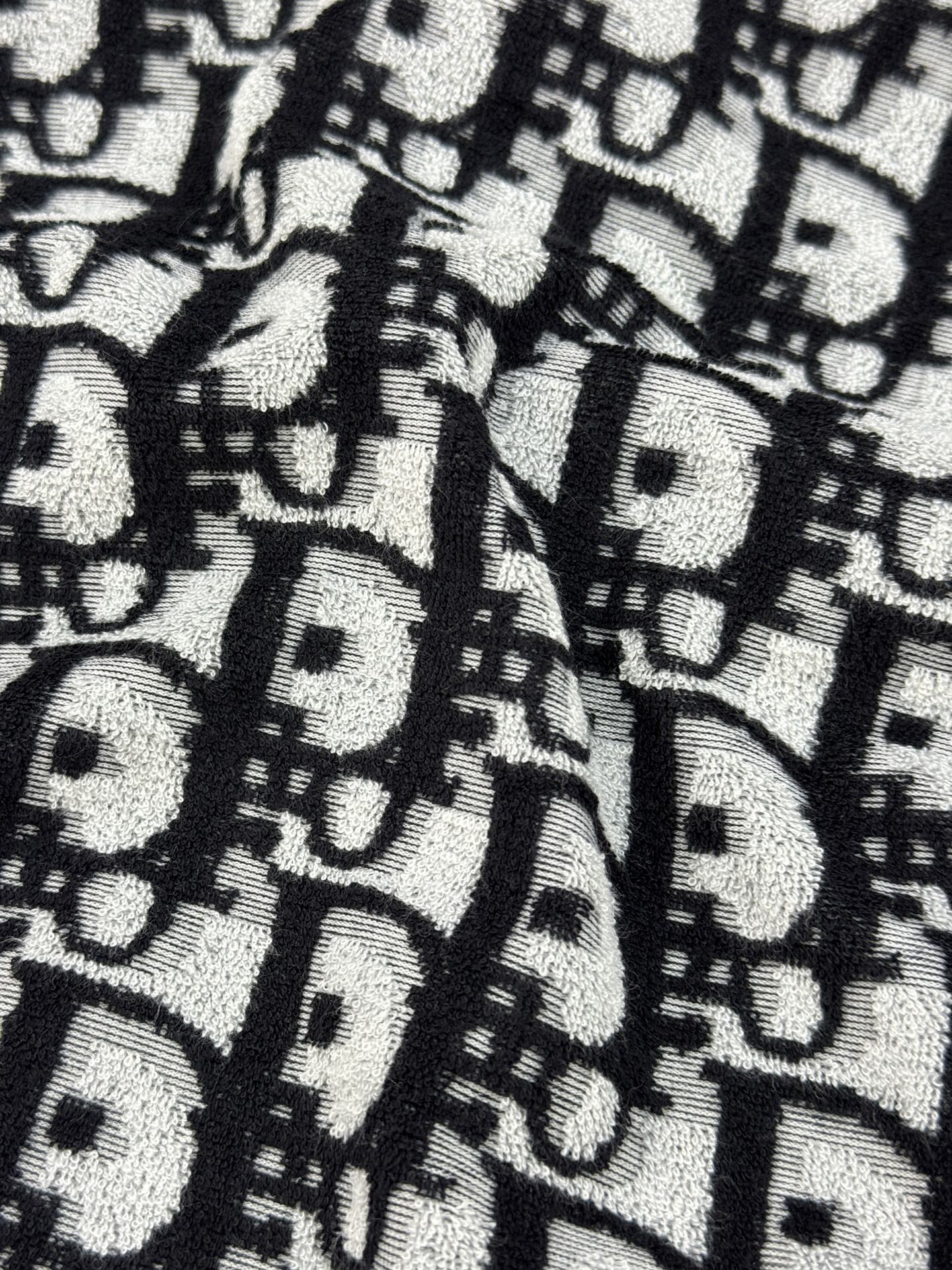 。🌾 Dior26s新品满印提花短袖.男女同款❤️满印提花短袖，采用毛巾棉材质，柔软舒适，夏天穿超合适!