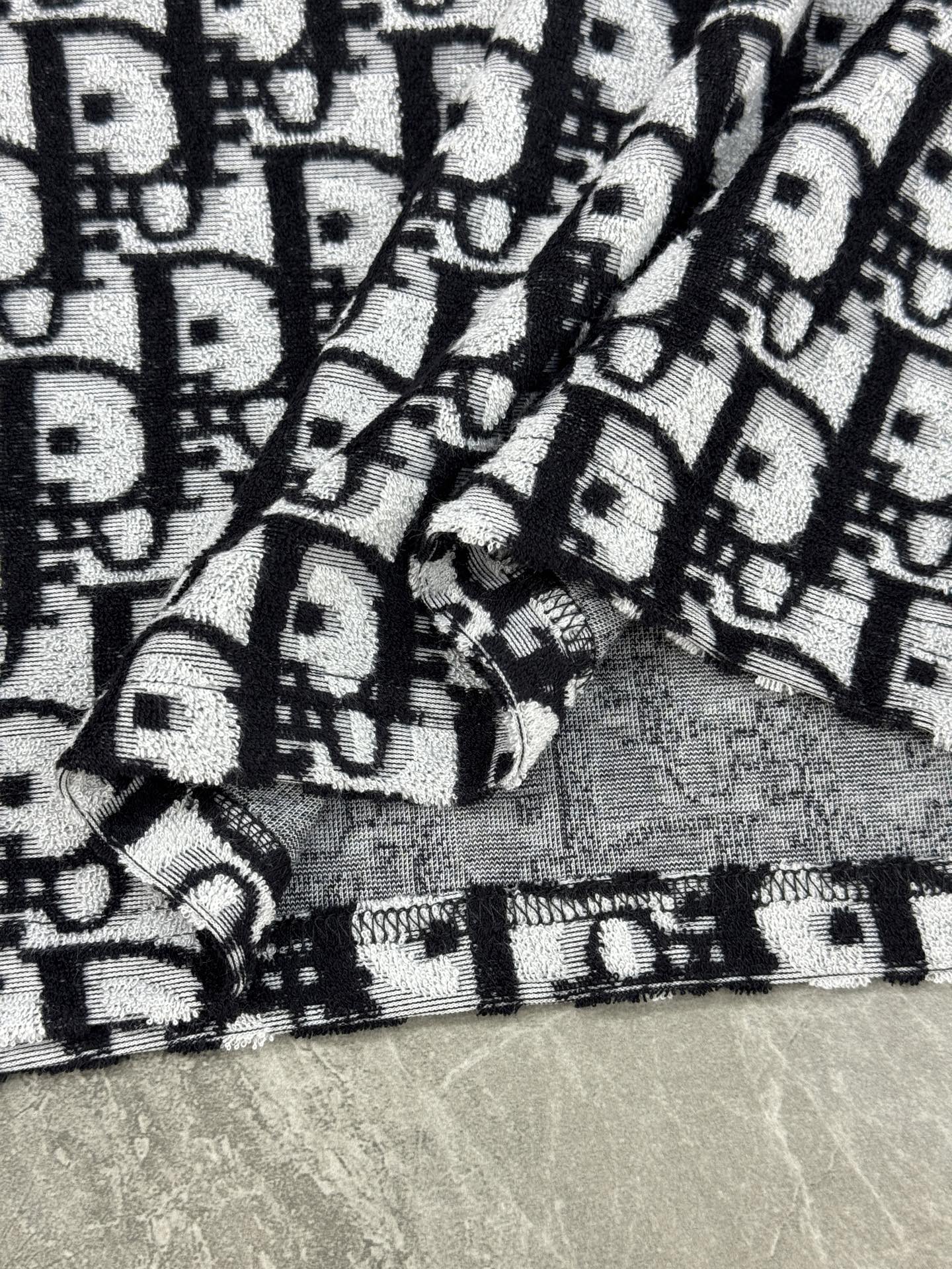 。🌾 Dior26s新品满印提花短袖.男女同款❤️满印提花短袖，采用毛巾棉材质，柔软舒适，夏天穿超合适!