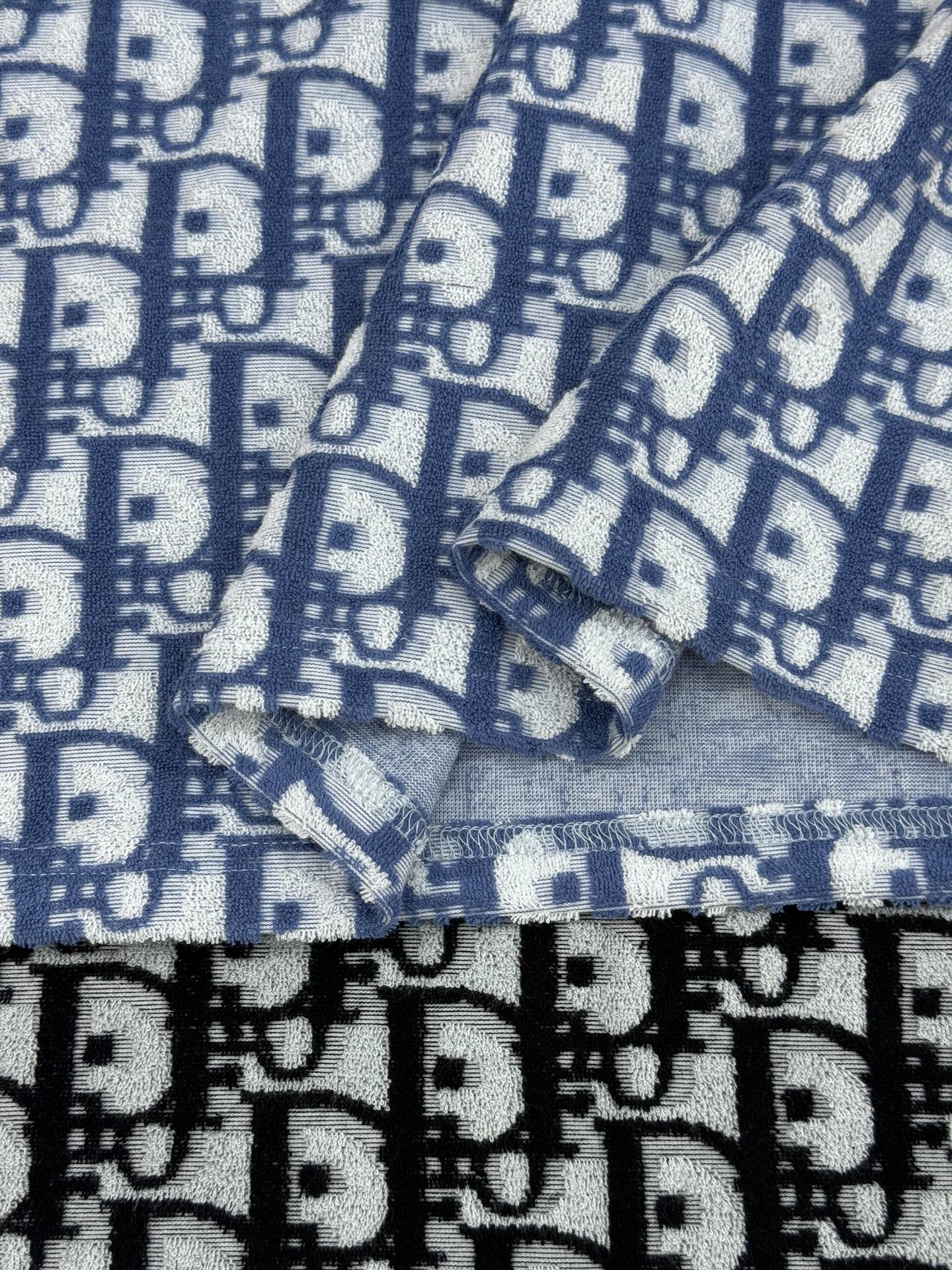 。🌾 Dior26s新品满印提花短袖.男女同款❤️满印提花短袖，采用毛巾棉材质，柔软舒适，夏天穿超合适!