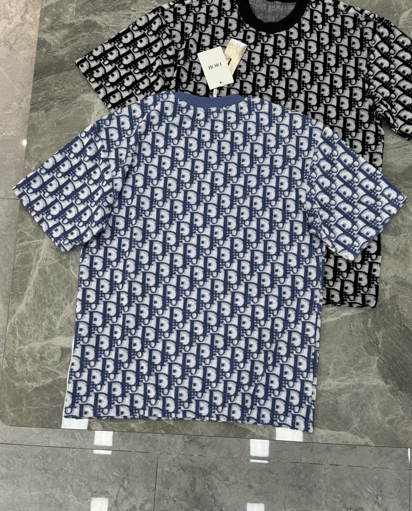 。🌾 Dior26s新品满印提花短袖.男女同款❤️满印提花短袖，采用毛巾棉材质，柔软舒适，夏天穿超合适!