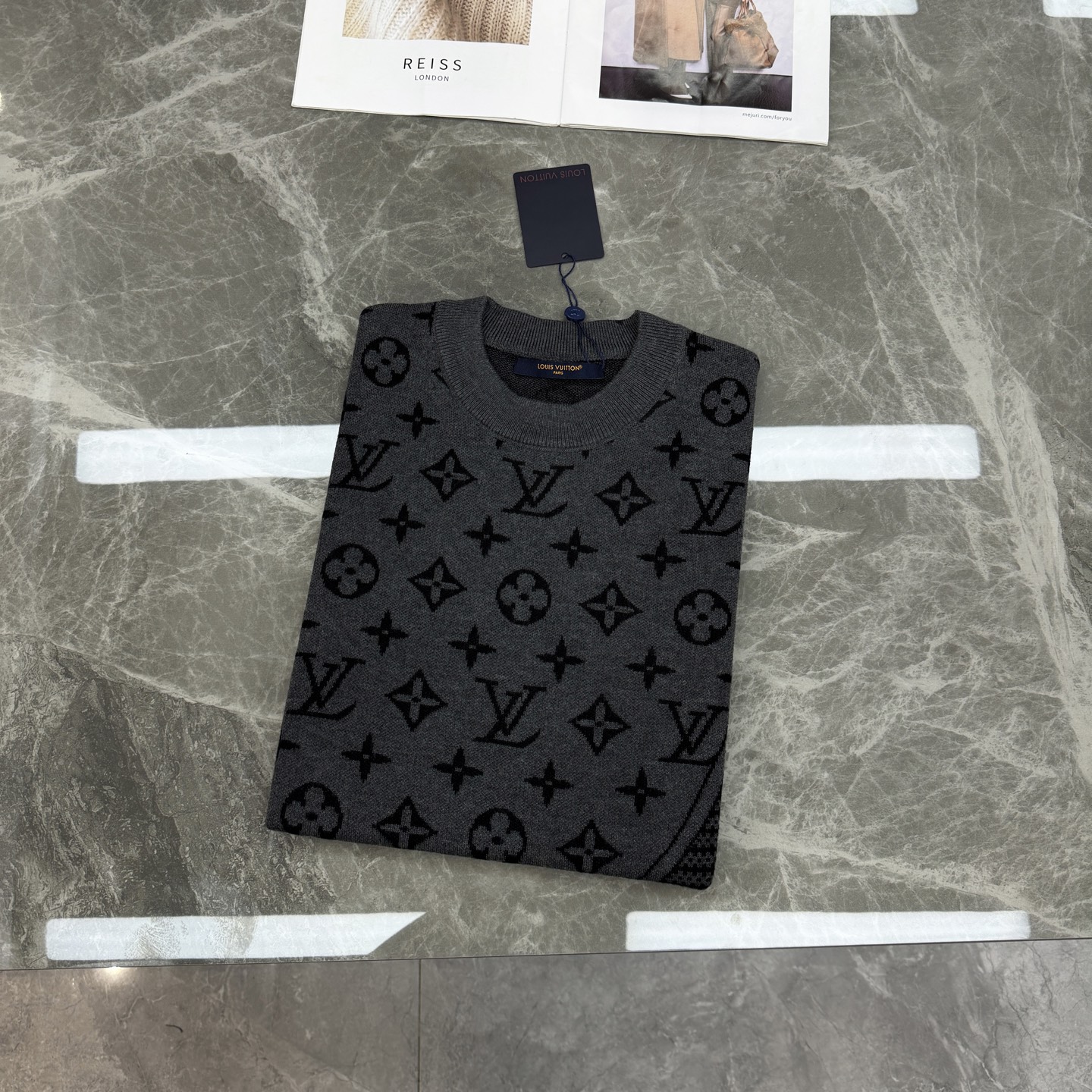 。🌾 驴牌26s新品新款针织短袖，采用高品质棉料，柔软透气，穿着超舒适!深灰色搭配经典Monogram老