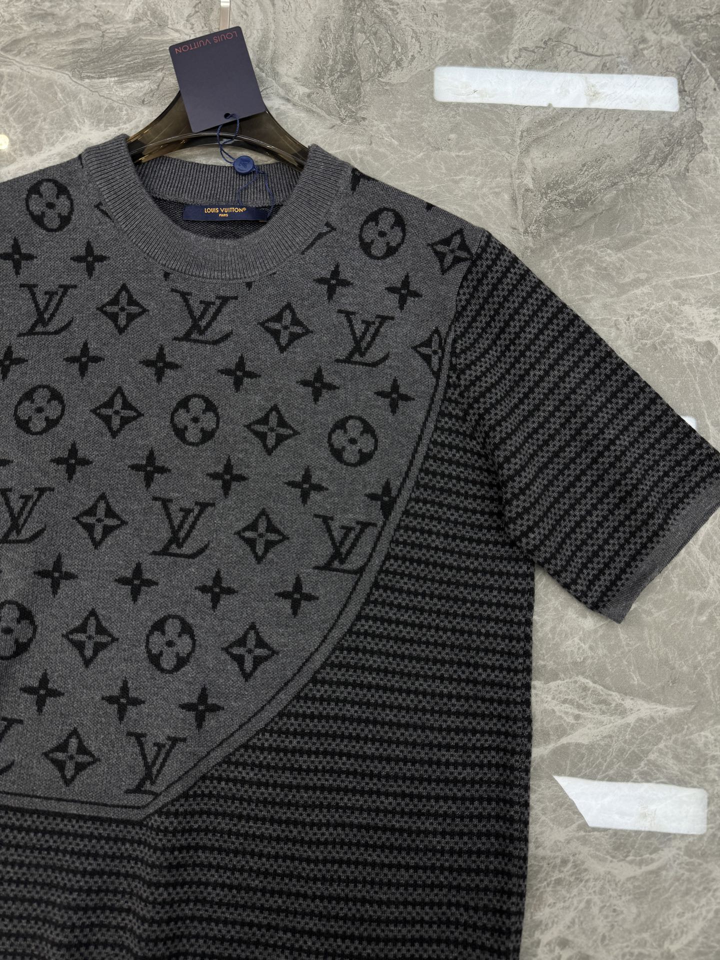 。🌾 驴牌26s新品新款针织短袖，采用高品质棉料，柔软透气，穿着超舒适!深灰色搭配经典Monogram老