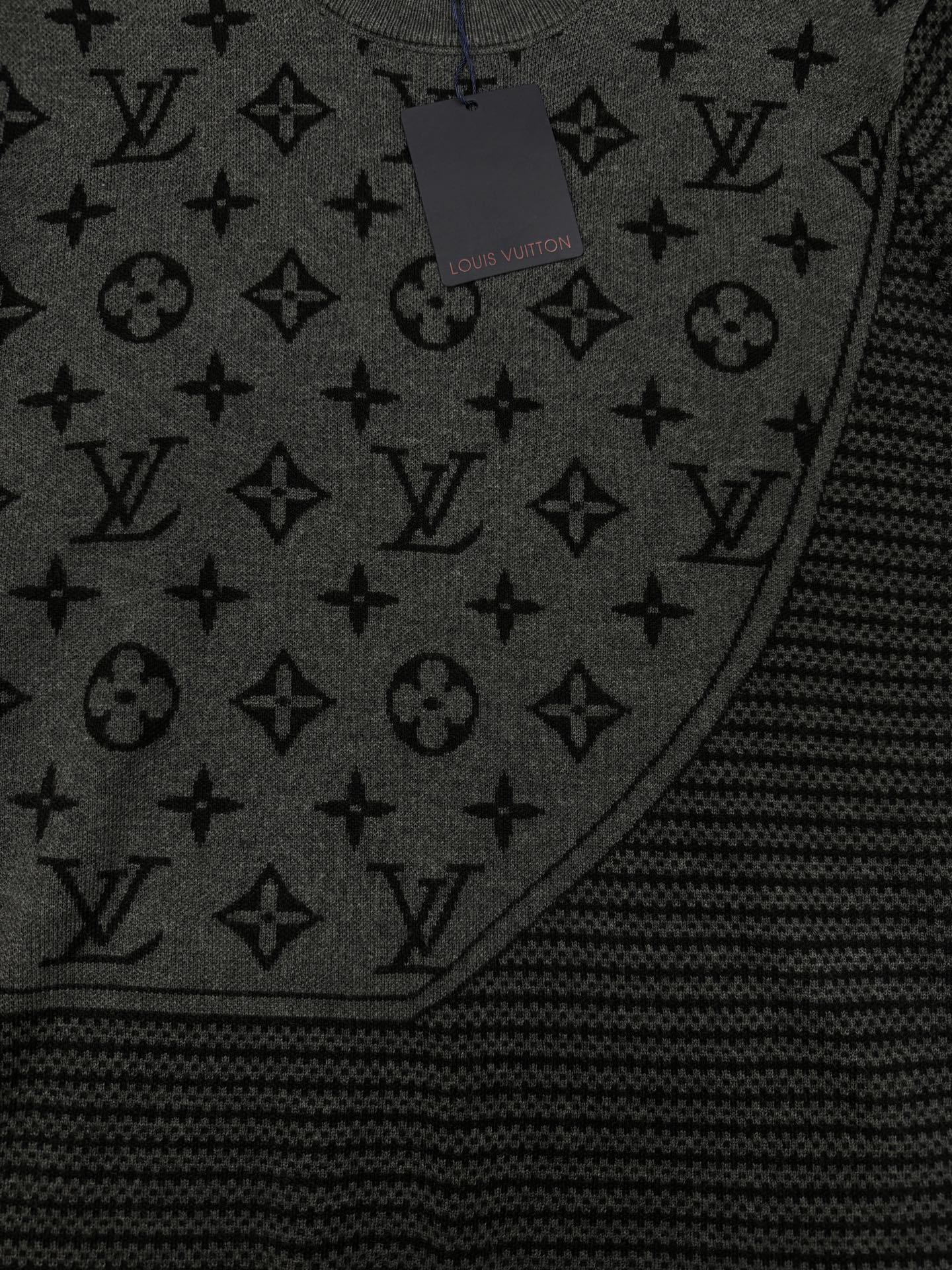 。🌾 驴牌26s新品新款针织短袖，采用高品质棉料，柔软透气，穿着超舒适!深灰色搭配经典Monogram老