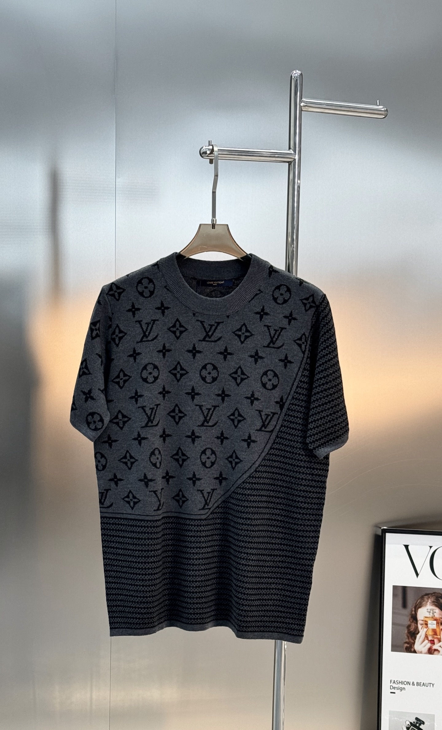 。🌾 驴牌26s新品新款针织短袖，采用高品质棉料，柔软透气，穿着超舒适!深灰色搭配经典Monogram老