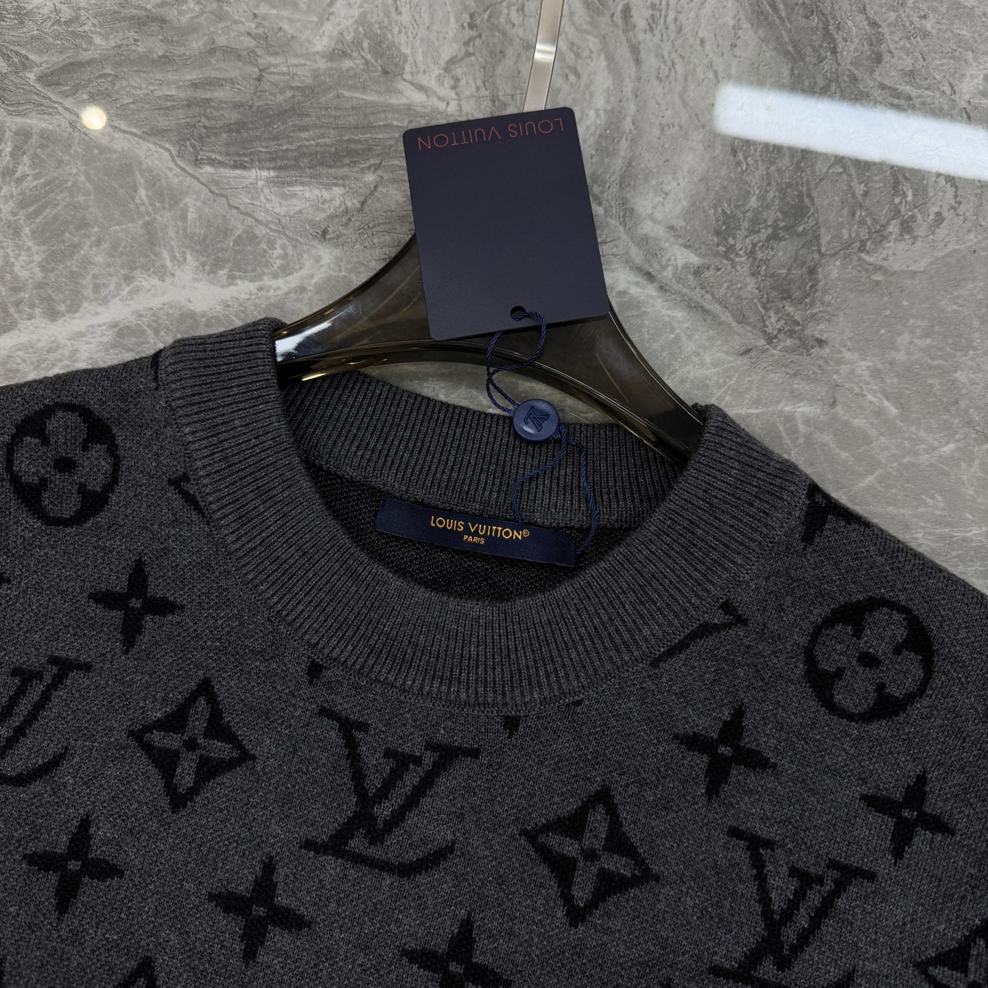 。🌾 驴牌26s新品新款针织短袖，采用高品质棉料，柔软透气，穿着超舒适!深灰色搭配经典Monogram老