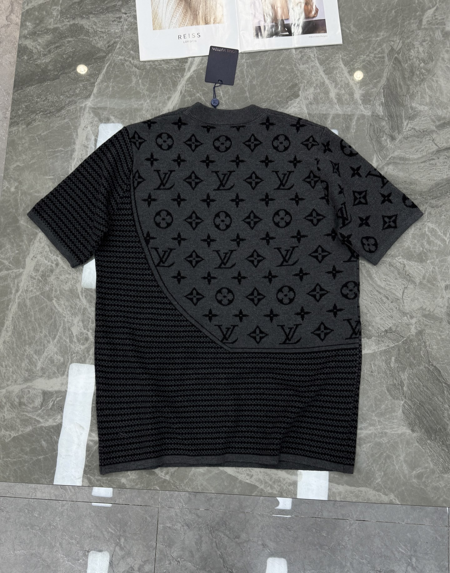 。🌾 驴牌26s新品新款针织短袖，采用高品质棉料，柔软透气，穿着超舒适!深灰色搭配经典Monogram老