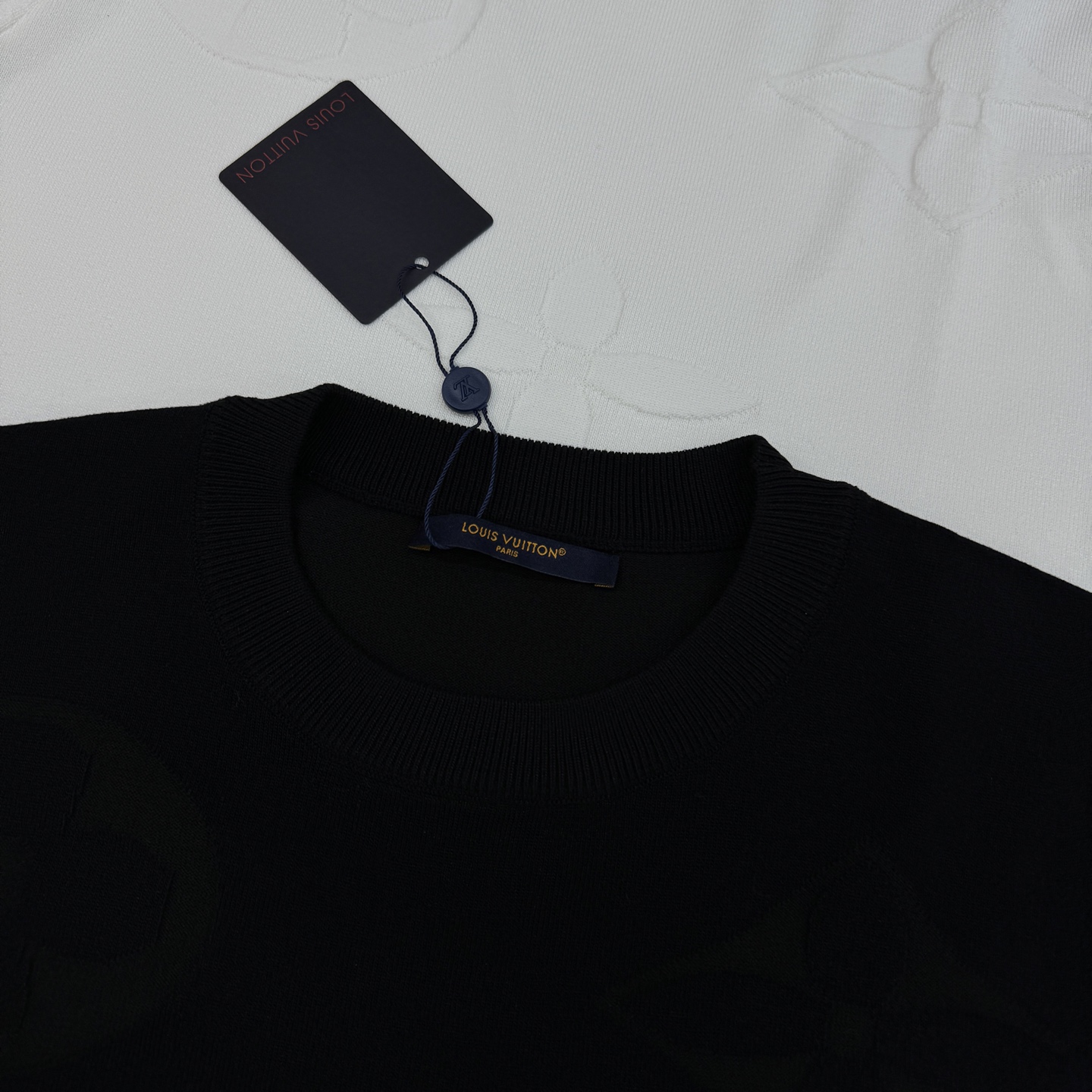 。🌾 驴牌26s新品针织T恤.采用精棉针织面料.柔软又挺括，夏天穿超舒服!满身提花经典老花Logo，低调