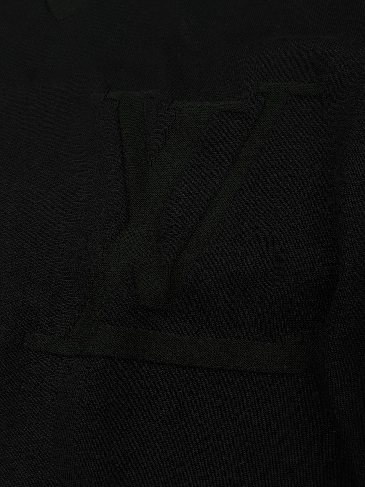 。🌾 驴牌26s新品针织T恤.采用精棉针织面料.柔软又挺括，夏天穿超舒服!满身提花经典老花Logo，低调