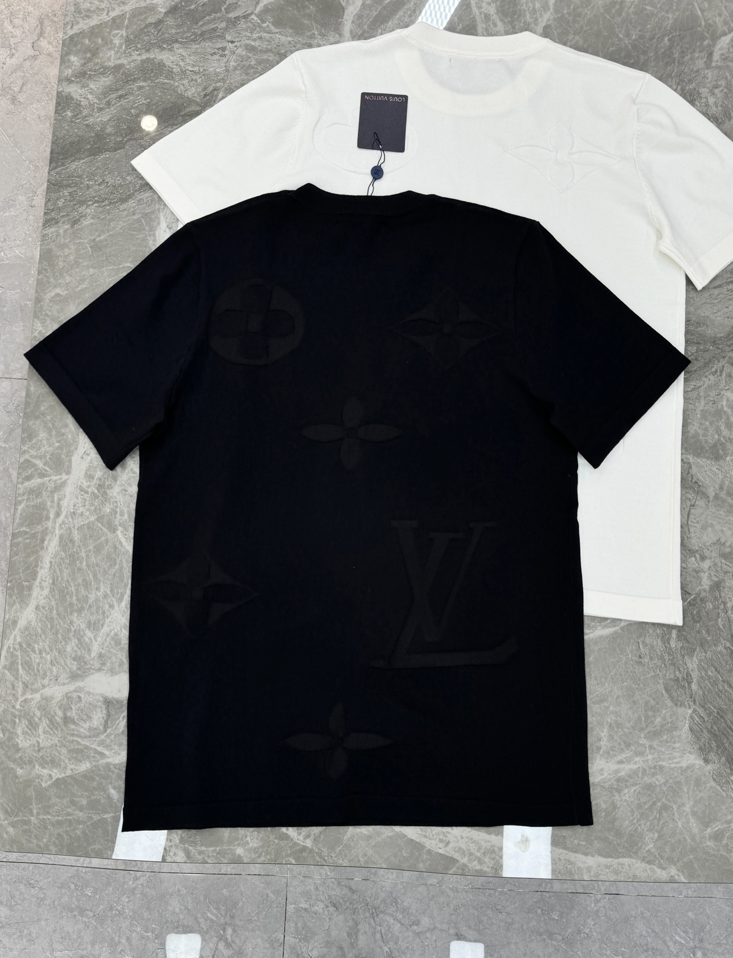 。🌾 驴牌26s新品针织T恤.采用精棉针织面料.柔软又挺括，夏天穿超舒服!满身提花经典老花Logo，低调