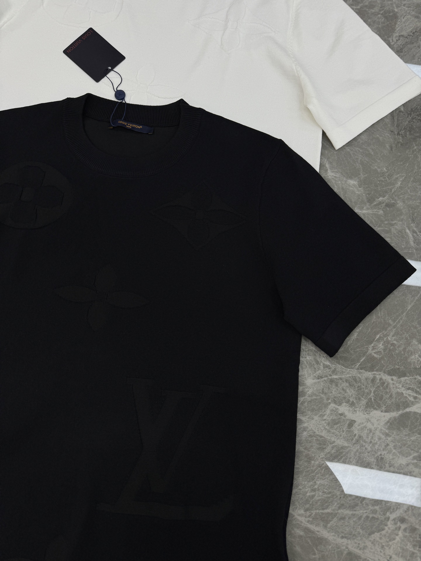 。🌾 驴牌26s新品针织T恤.采用精棉针织面料.柔软又挺括，夏天穿超舒服!满身提花经典老花Logo，低调