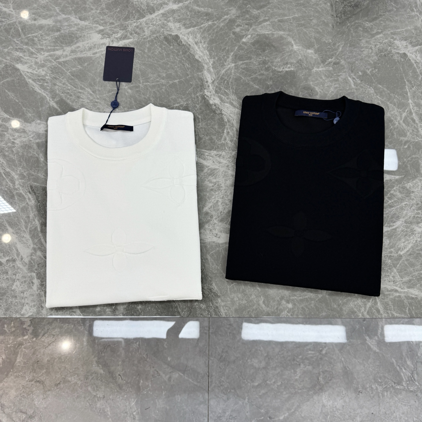 。🌾 驴牌26s新品针织T恤.采用精棉针织面料.柔软又挺括，夏天穿超舒服!满身提花经典老花Logo，低调