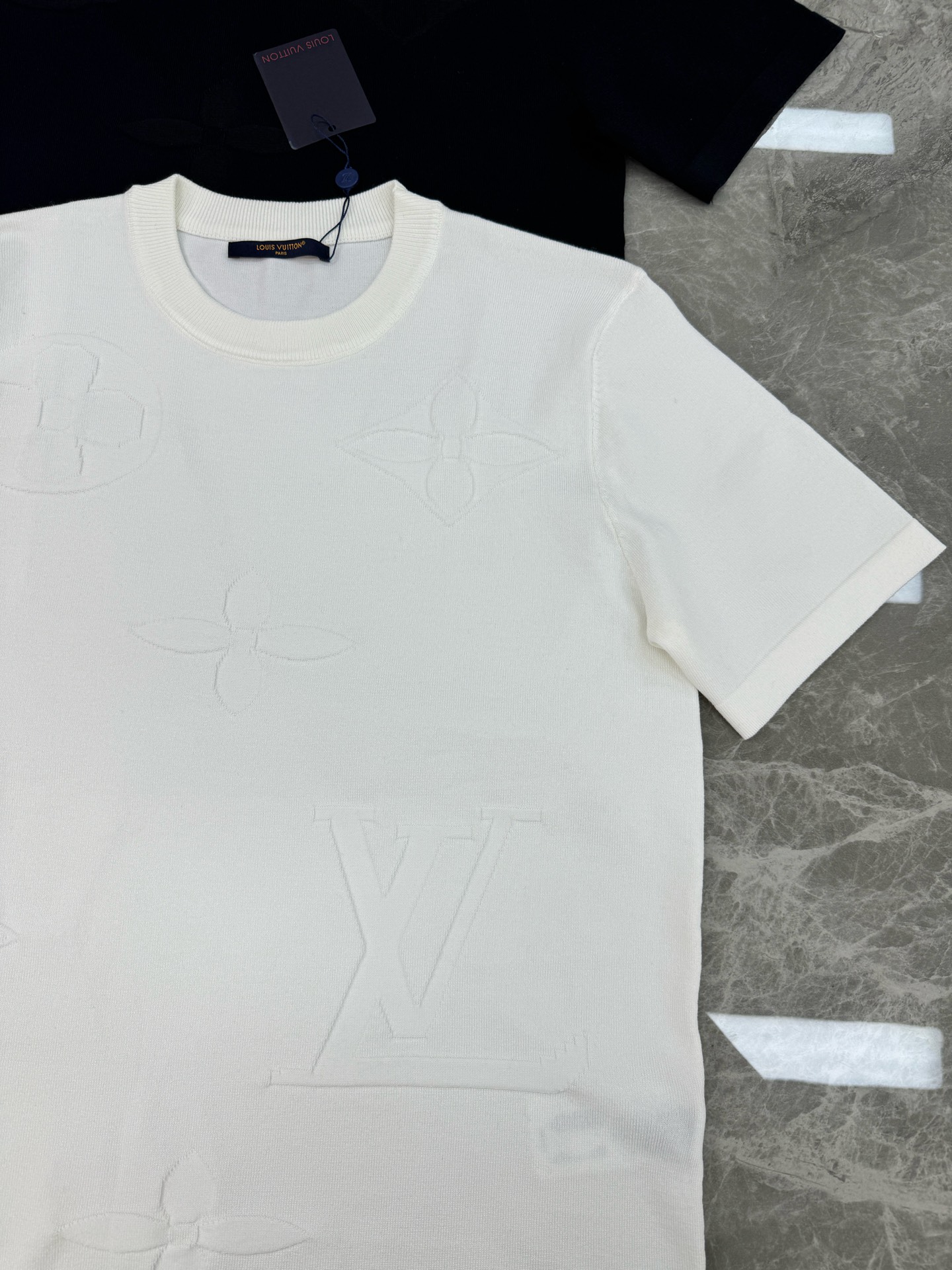 。🌾 驴牌26s新品针织T恤.采用精棉针织面料.柔软又挺括，夏天穿超舒服!满身提花经典老花Logo，低调