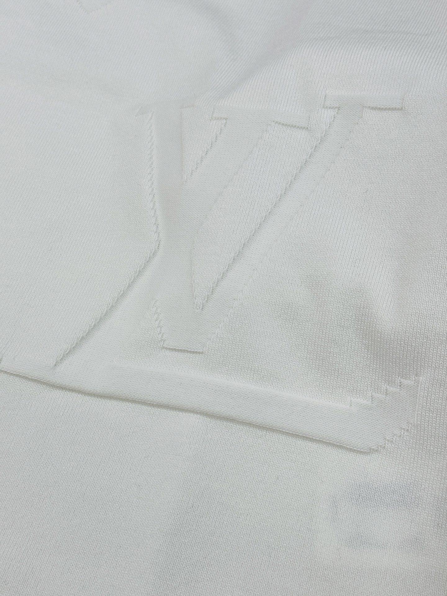 。🌾 驴牌26s新品针织T恤.采用精棉针织面料.柔软又挺括，夏天穿超舒服!满身提花经典老花Logo，低调