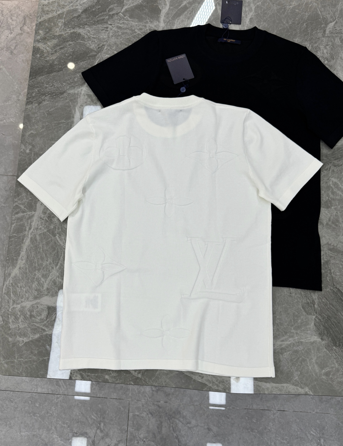 。🌾 驴牌26s新品针织T恤.采用精棉针织面料.柔软又挺括，夏天穿超舒服!满身提花经典老花Logo，低调