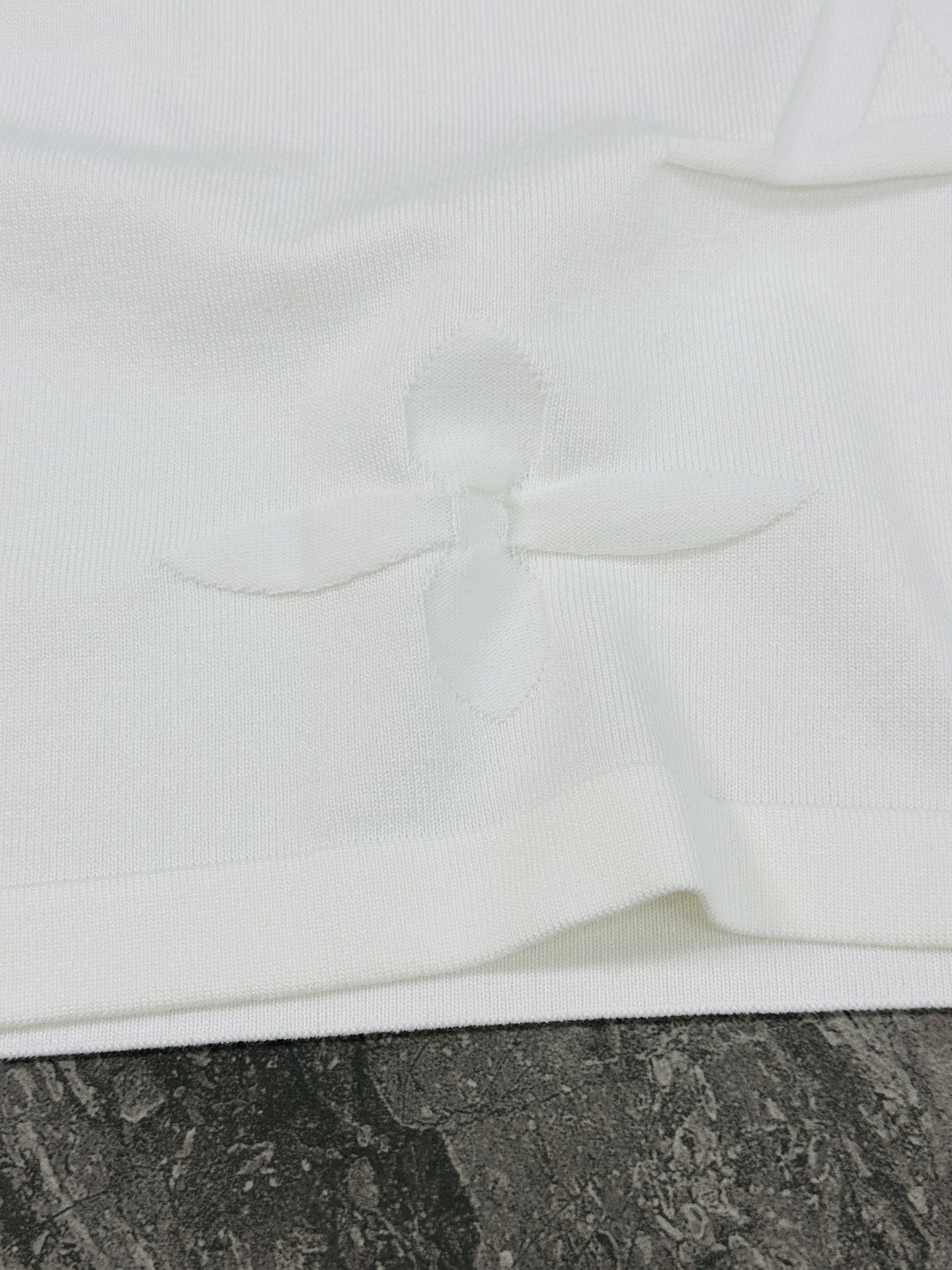 。🌾 驴牌26s新品针织T恤.采用精棉针织面料.柔软又挺括，夏天穿超舒服!满身提花经典老花Logo，低调