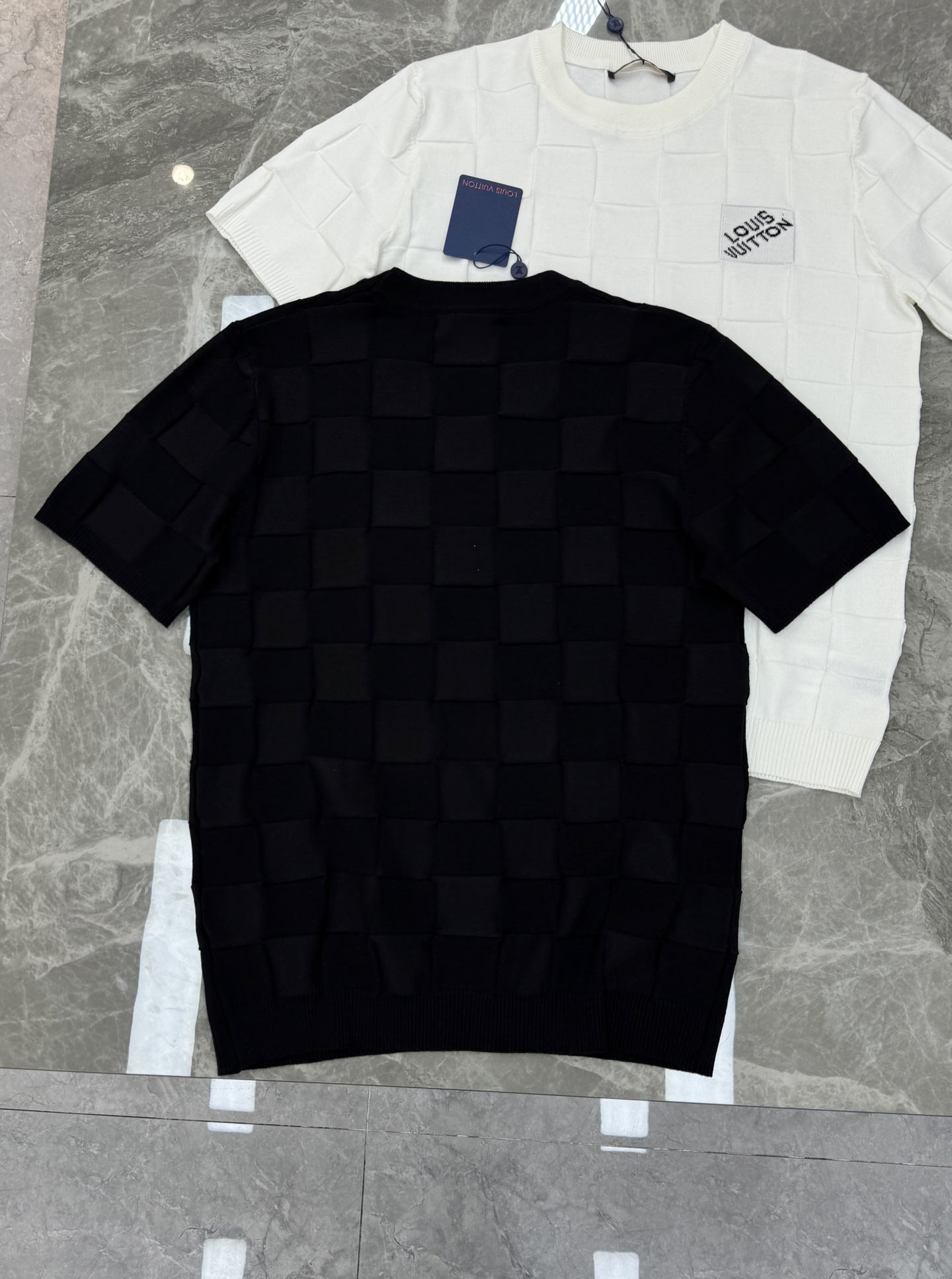 。🌾 Louis Vuitton26s格纹短袖T恤.驴牌新品针织衫.采用轻薄棉质面料，夏天穿超透气!满身