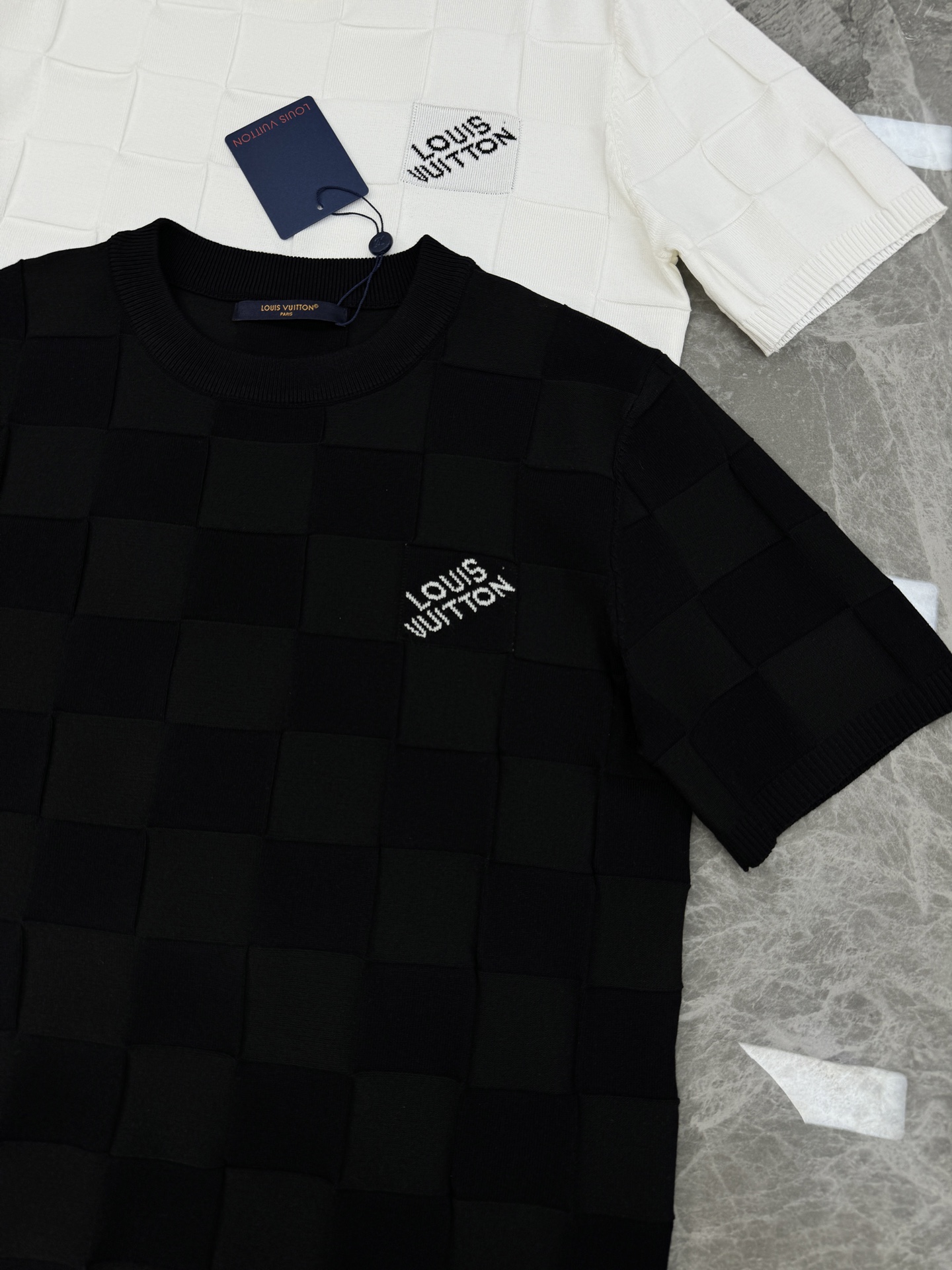 。🌾 Louis Vuitton26s格纹短袖T恤.驴牌新品针织衫.采用轻薄棉质面料，夏天穿超透气!满身