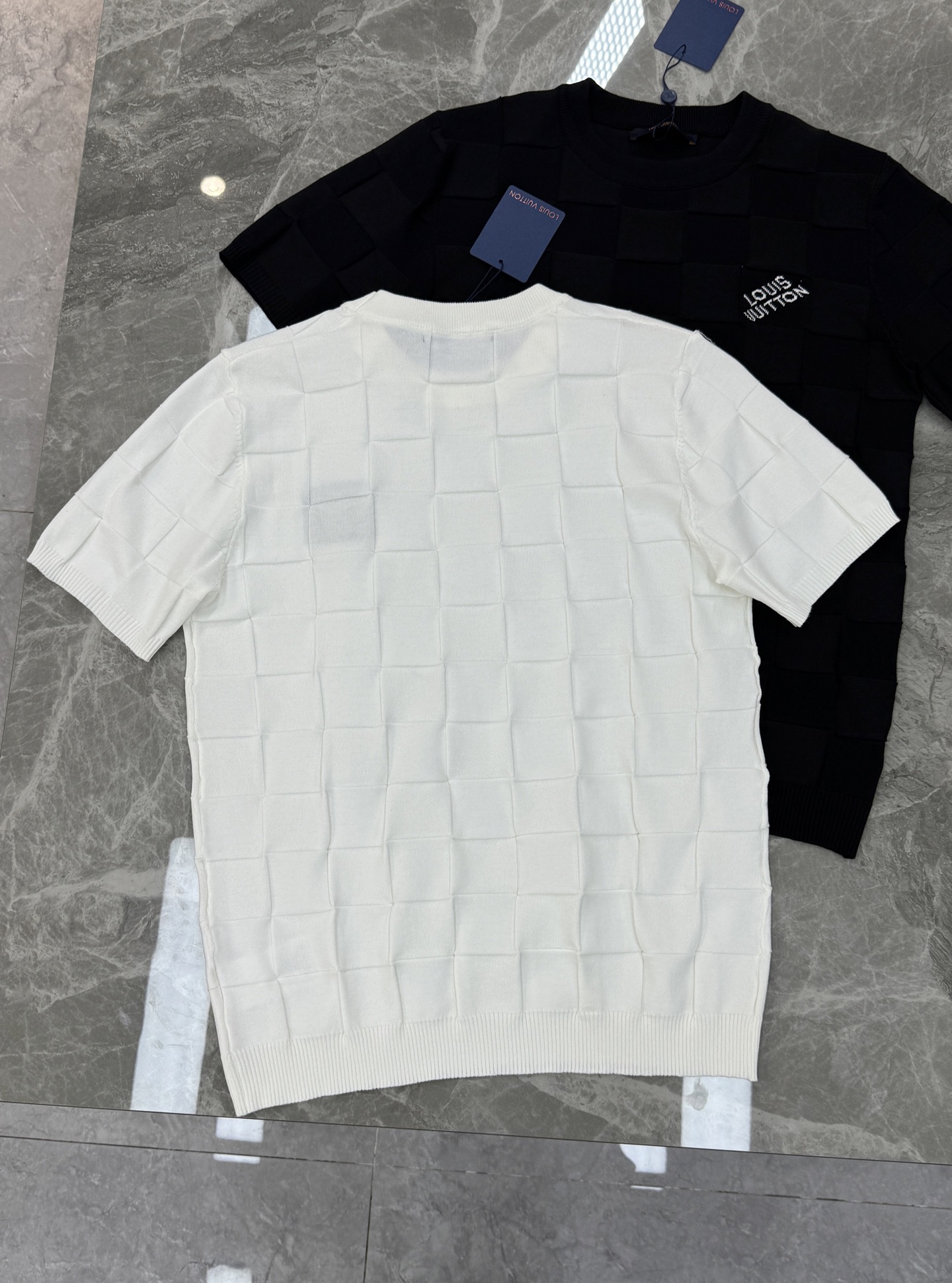 。🌾 Louis Vuitton26s格纹短袖T恤.驴牌新品针织衫.采用轻薄棉质面料，夏天穿超透气!满身