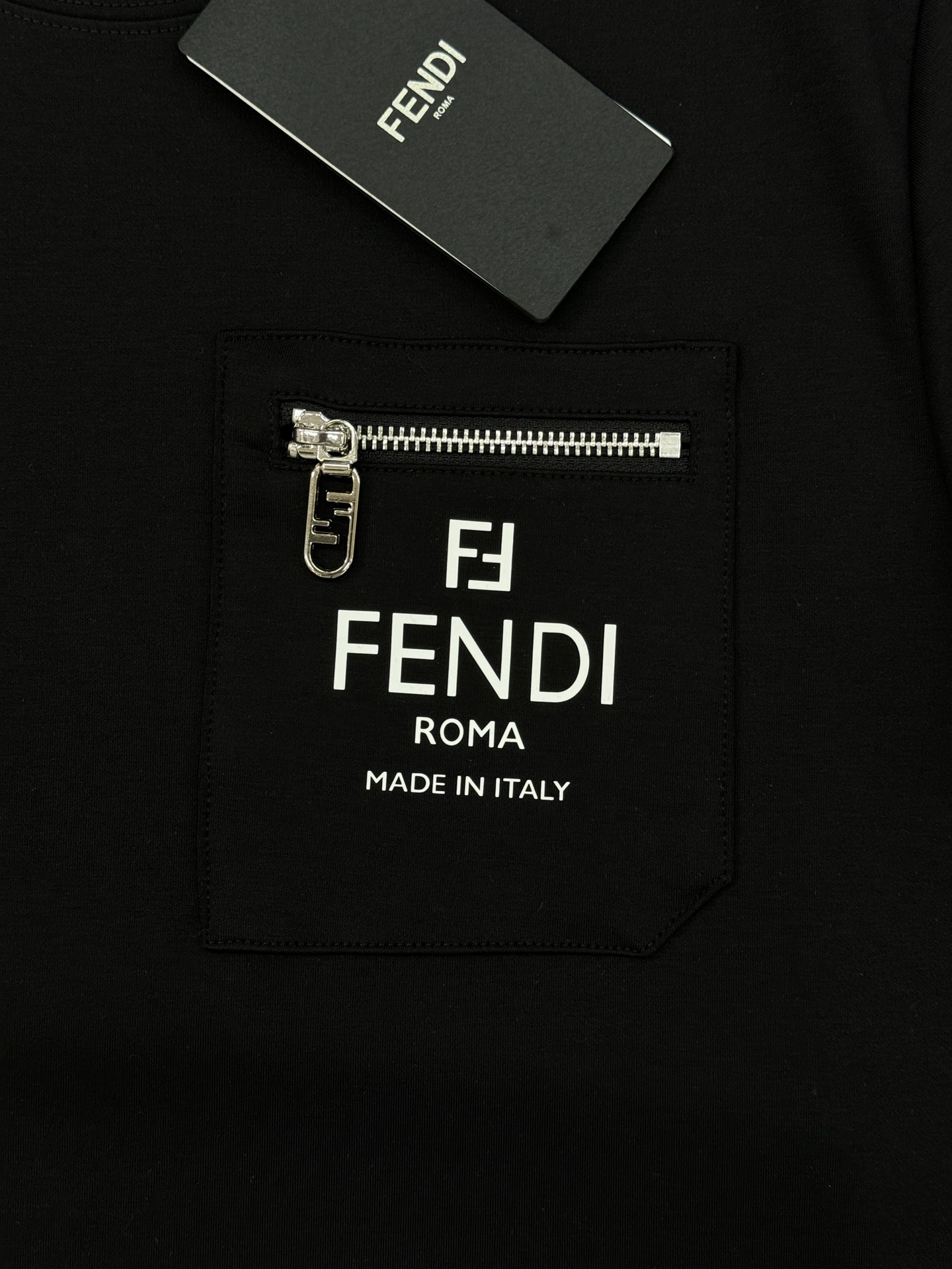FENDI芬迪新品男士圆领短袖.莫代尔加厚款！搭载Fendi-LOGO.原版五金拉链口袋设计.下摆标识品
