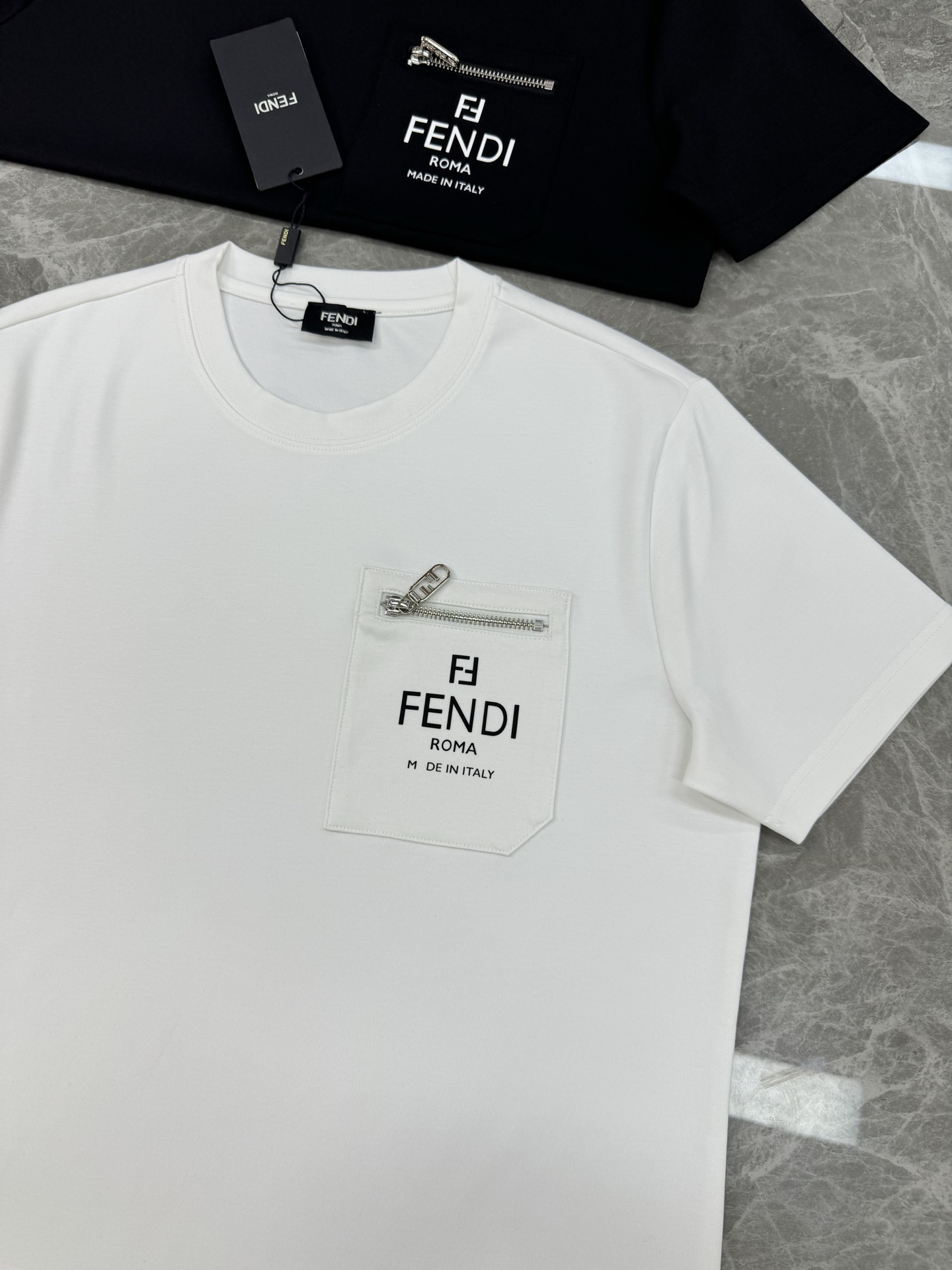 FENDI芬迪新品男士圆领短袖.莫代尔加厚款！搭载Fendi-LOGO.原版五金拉链口袋设计.下摆标识品