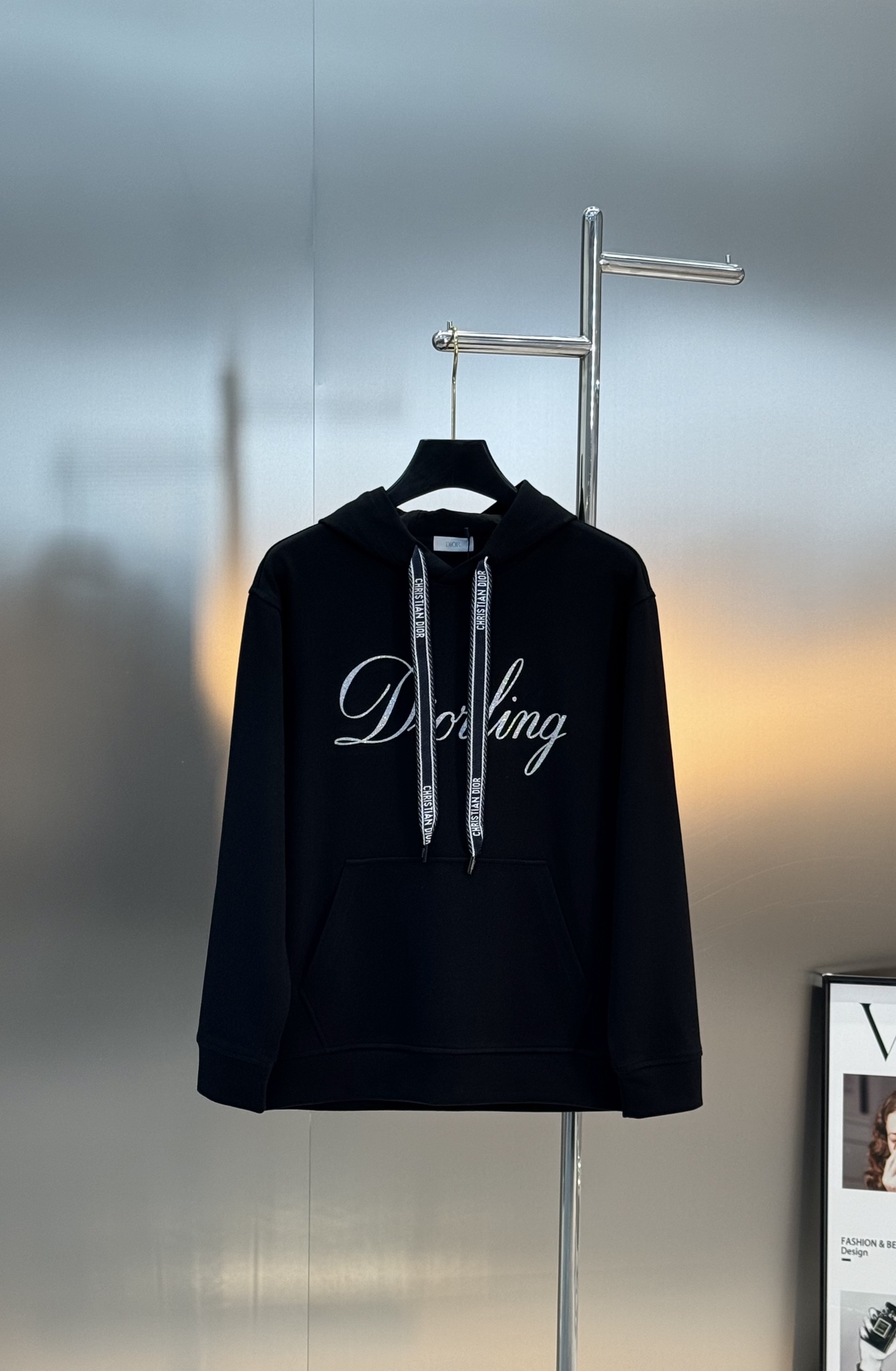 Dior迪奥新品连帽卫衣.迪奥日常款.黑色主色+白色草写Logo，辨识度超高!柔软棉质面料，穿着舒适，日