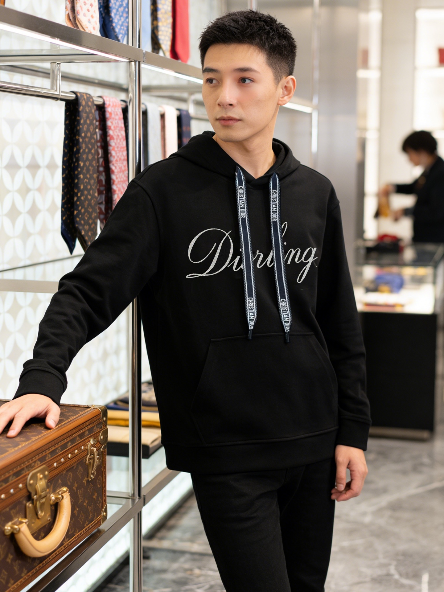 Dior迪奥新品连帽卫衣.迪奥日常款.黑色主色+白色草写Logo，辨识度超高!柔软棉质面料，穿着舒适，日