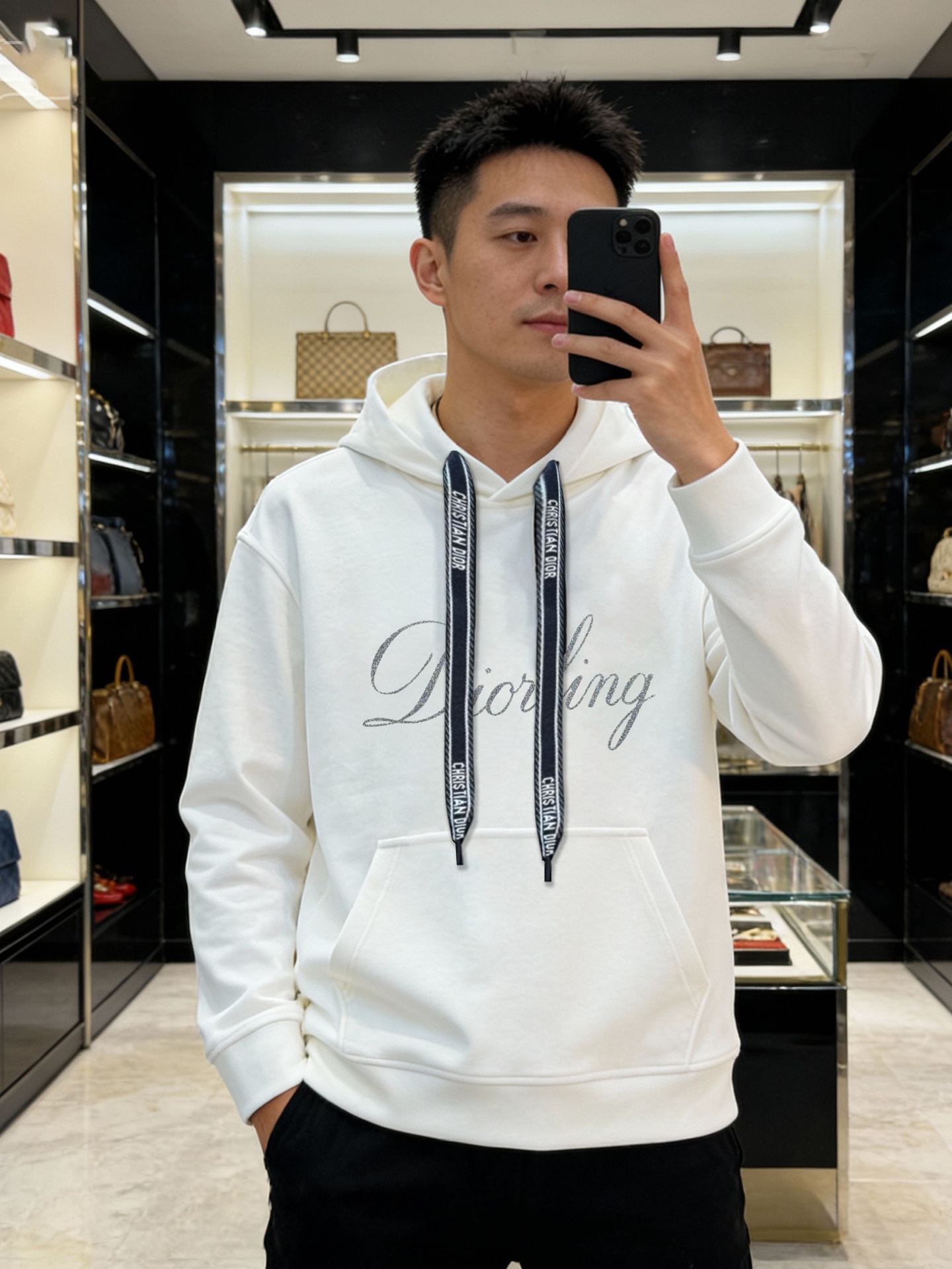 Dior迪奥新品连帽卫衣.迪奥日常款.黑色主色+白色草写Logo，辨识度超高!柔软棉质面料，穿着舒适，日