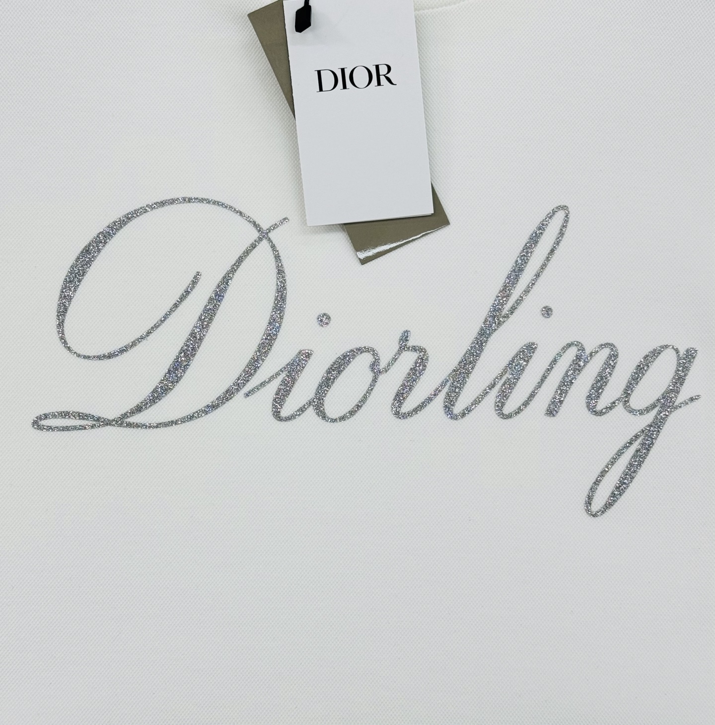 Dior迪奥新品连帽卫衣.迪奥日常款.黑色主色+白色草写Logo，辨识度超高!柔软棉质面料，穿着舒适，日