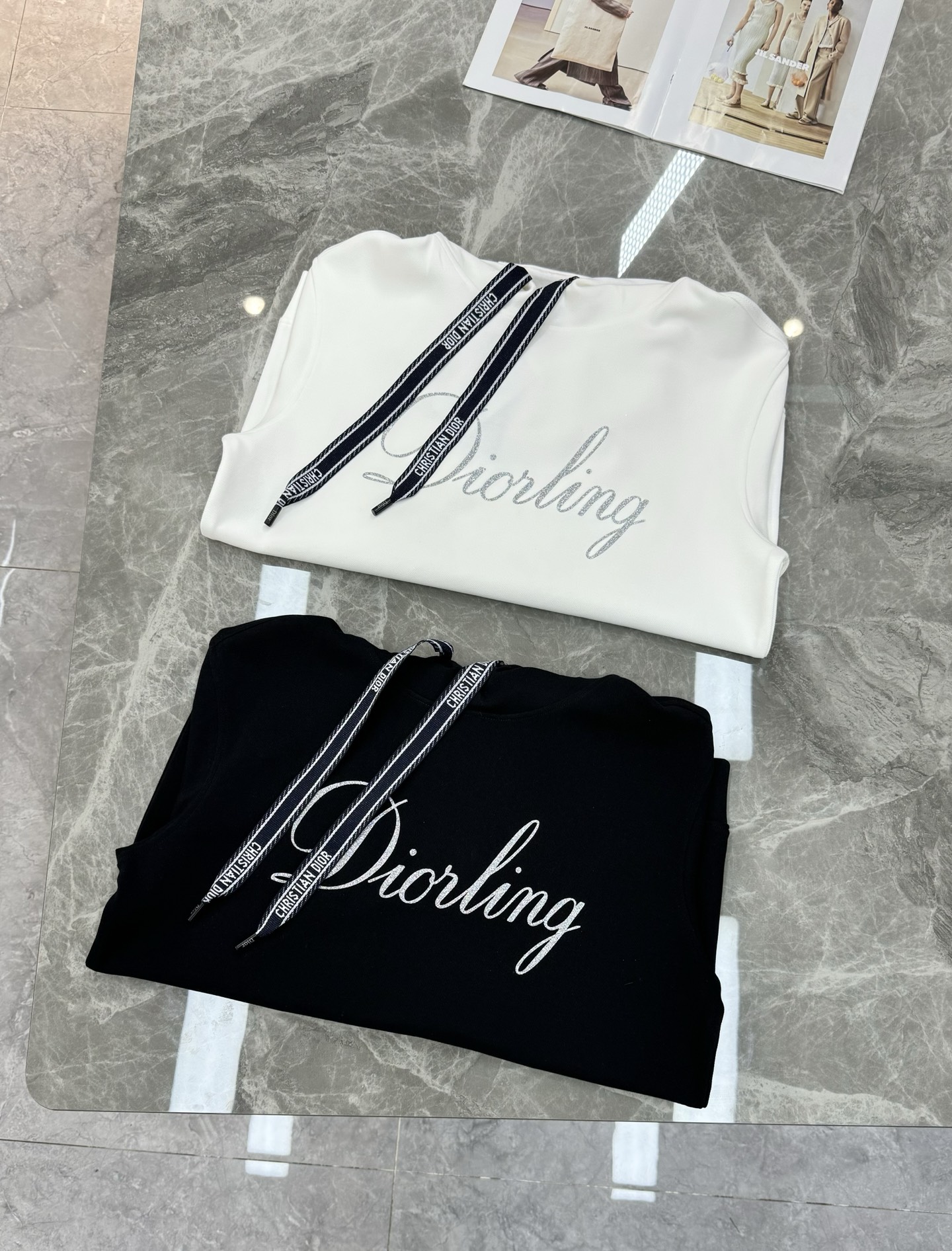 Dior迪奥新品连帽卫衣.迪奥日常款.黑色主色+白色草写Logo，辨识度超高!柔软棉质面料，穿着舒适，日